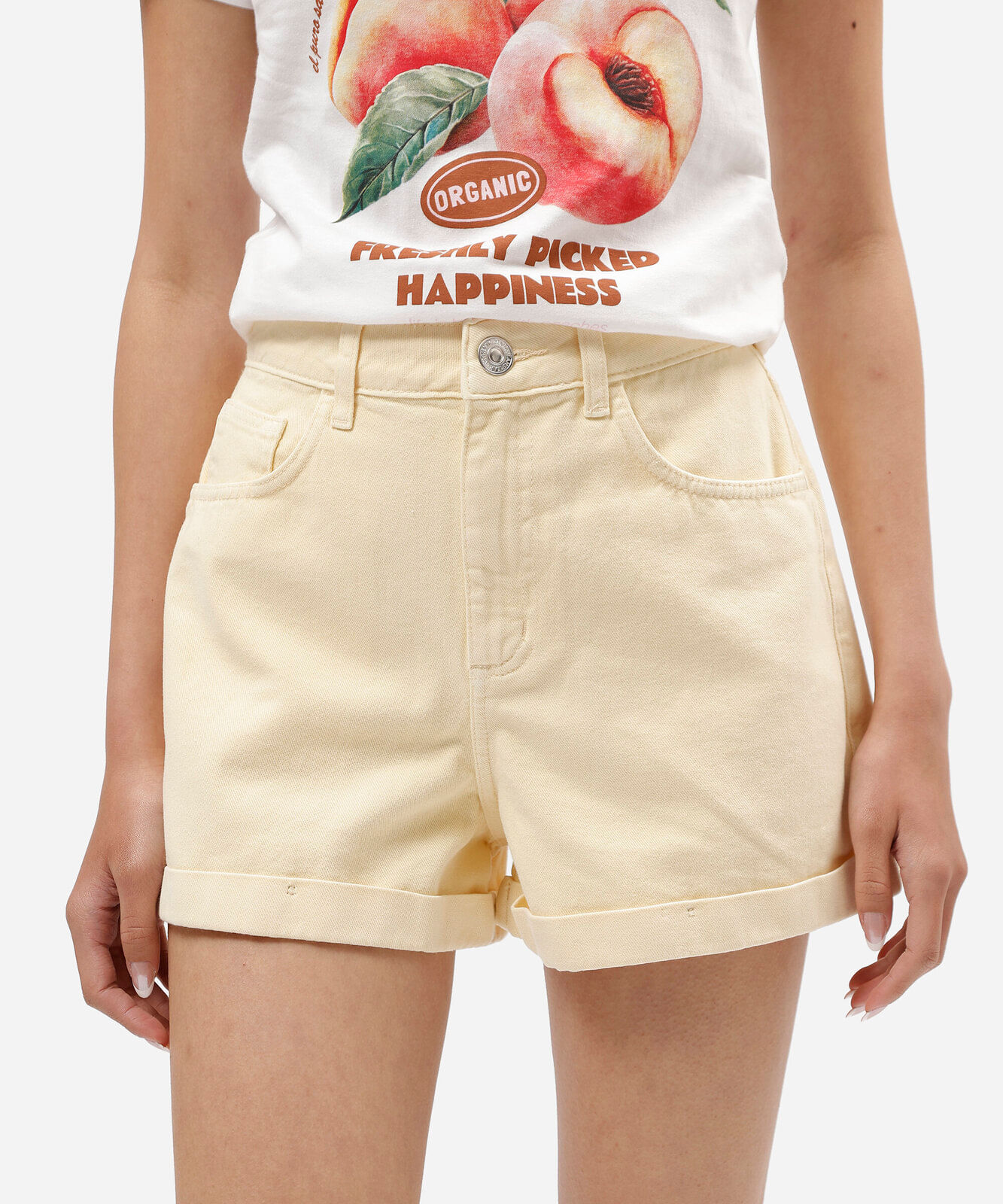 short feminino de sarja com cintura super alta e barra dobrada amarelo