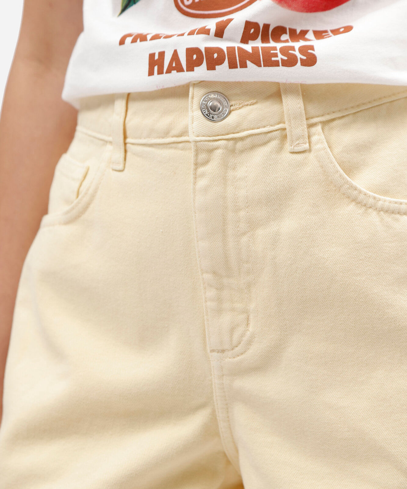 short feminino de sarja com cintura super alta e barra dobrada amarelo