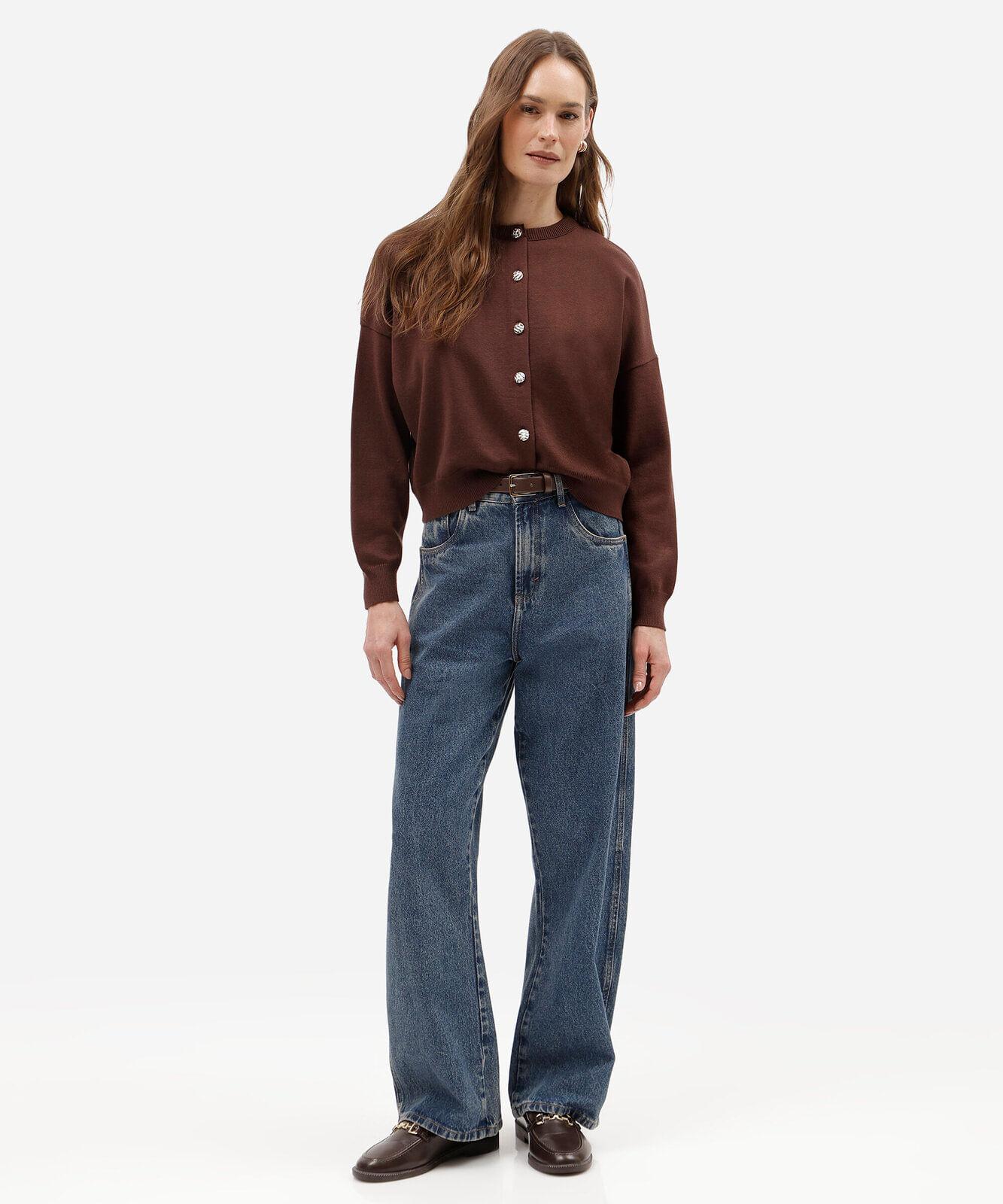 cardigan feminino de tricô com gola redonda e botões marrom