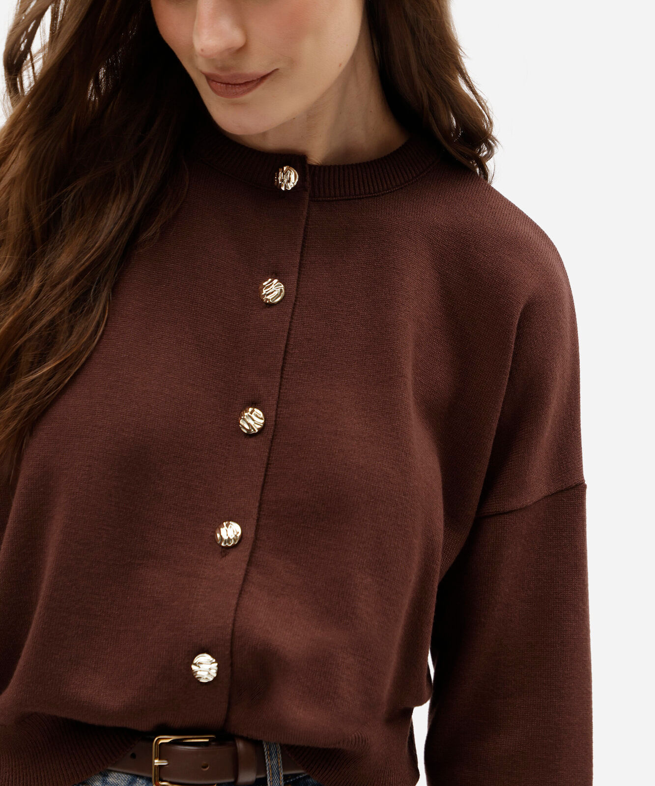 cardigan feminino de tricô com gola redonda e botões marrom