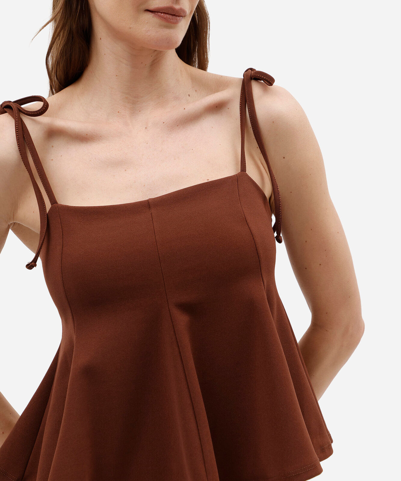 regata peplum feminina com recortes e amarração marrom