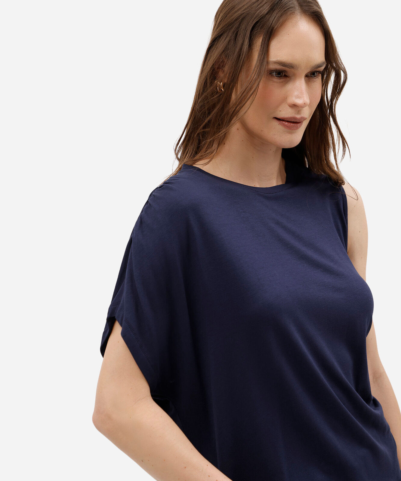 blusa feminina de viscose decote canoa franzida assimétrica azul