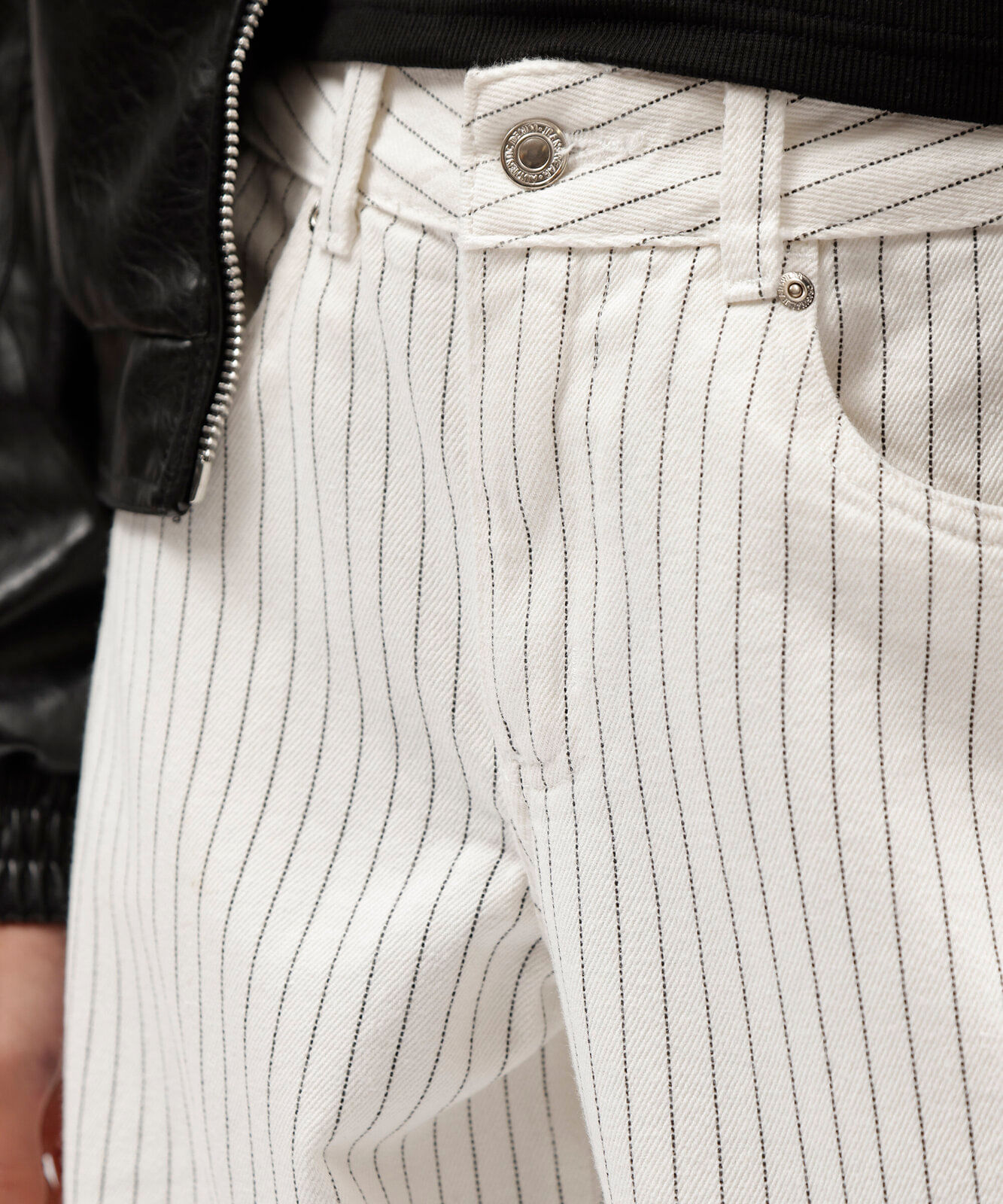 calça baggy feminina de sarja listrada cintura baixa off white