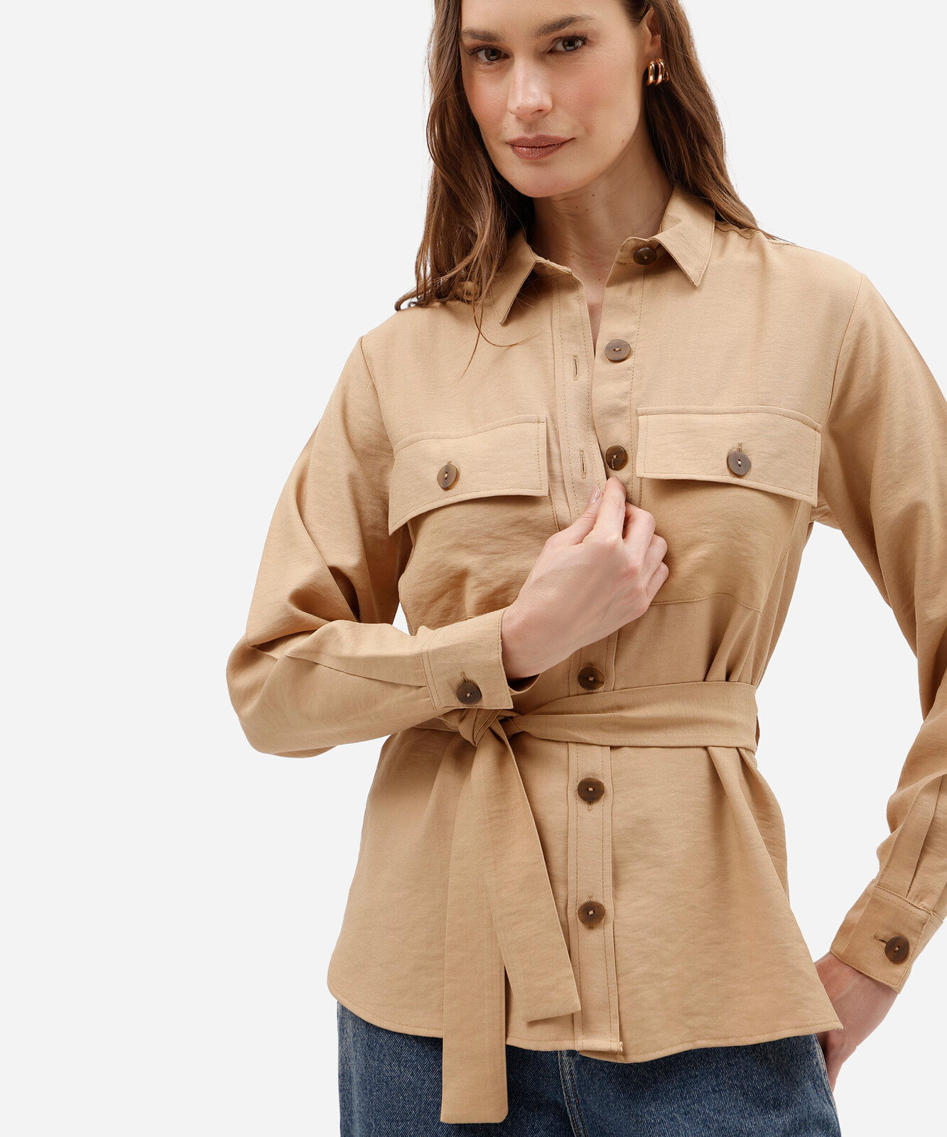 camisa feminina com viscose manga longa e amarração bege