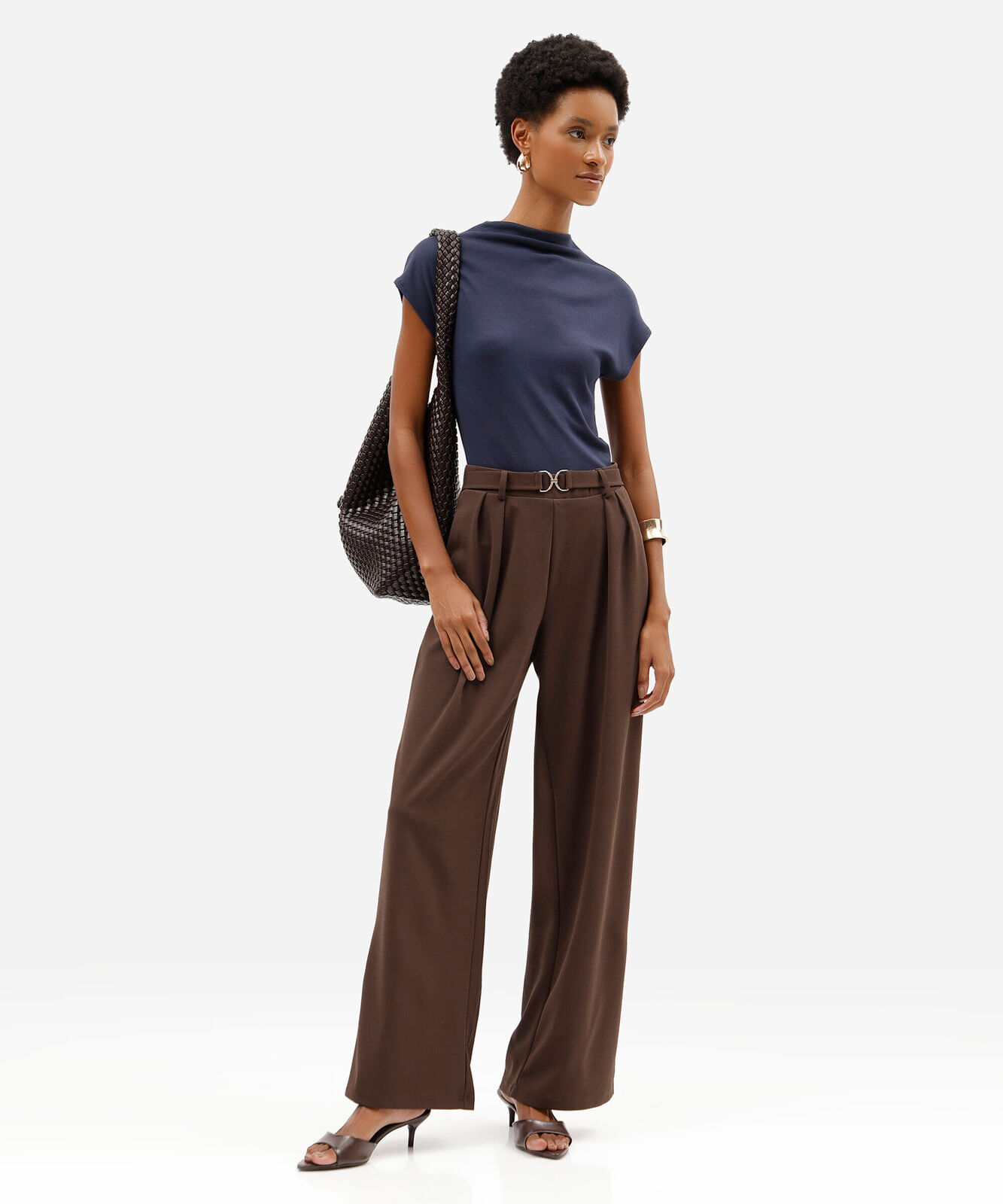 calça feminina wide leg pregas com fivela marrom