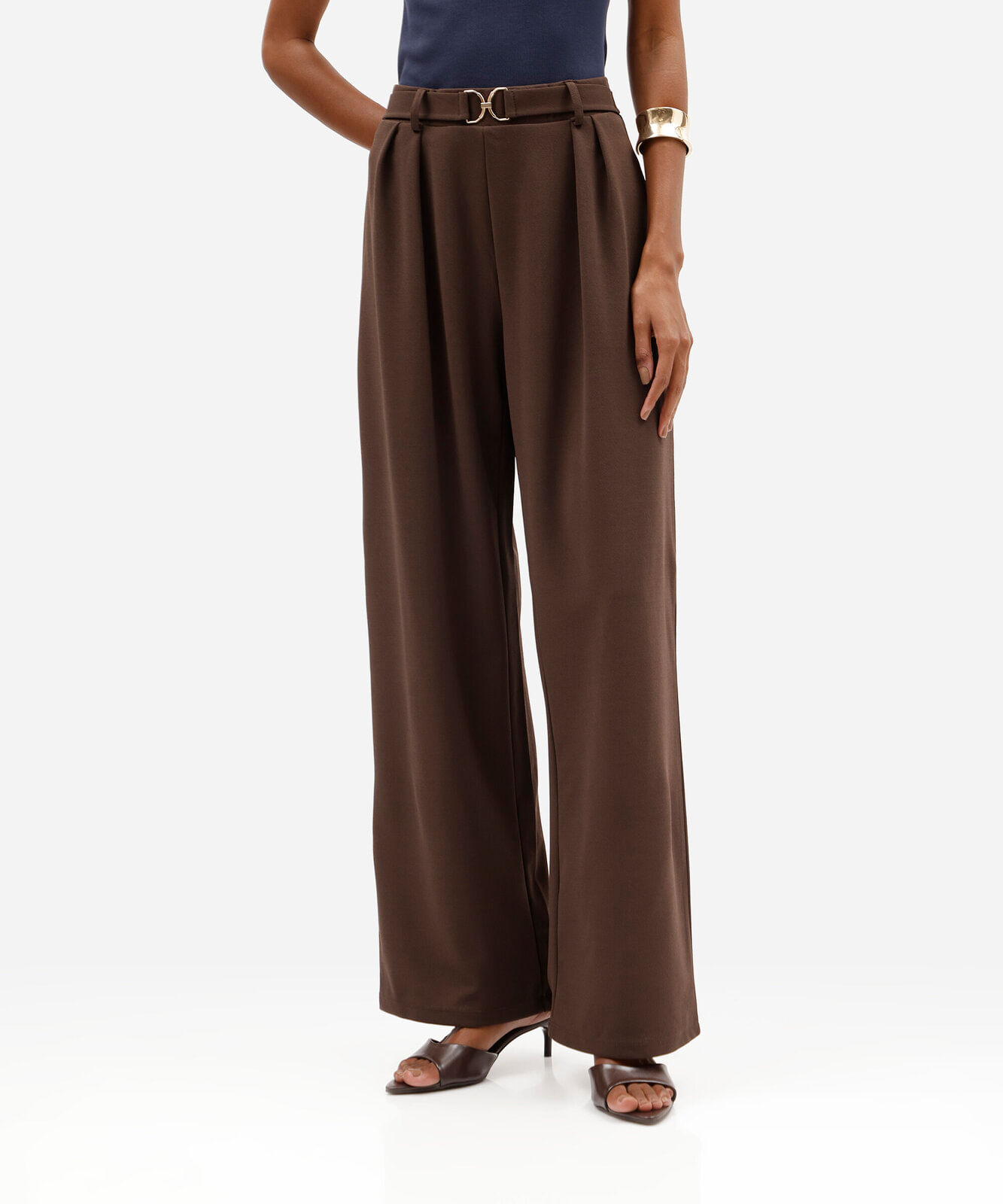 calça feminina wide leg pregas com fivela marrom