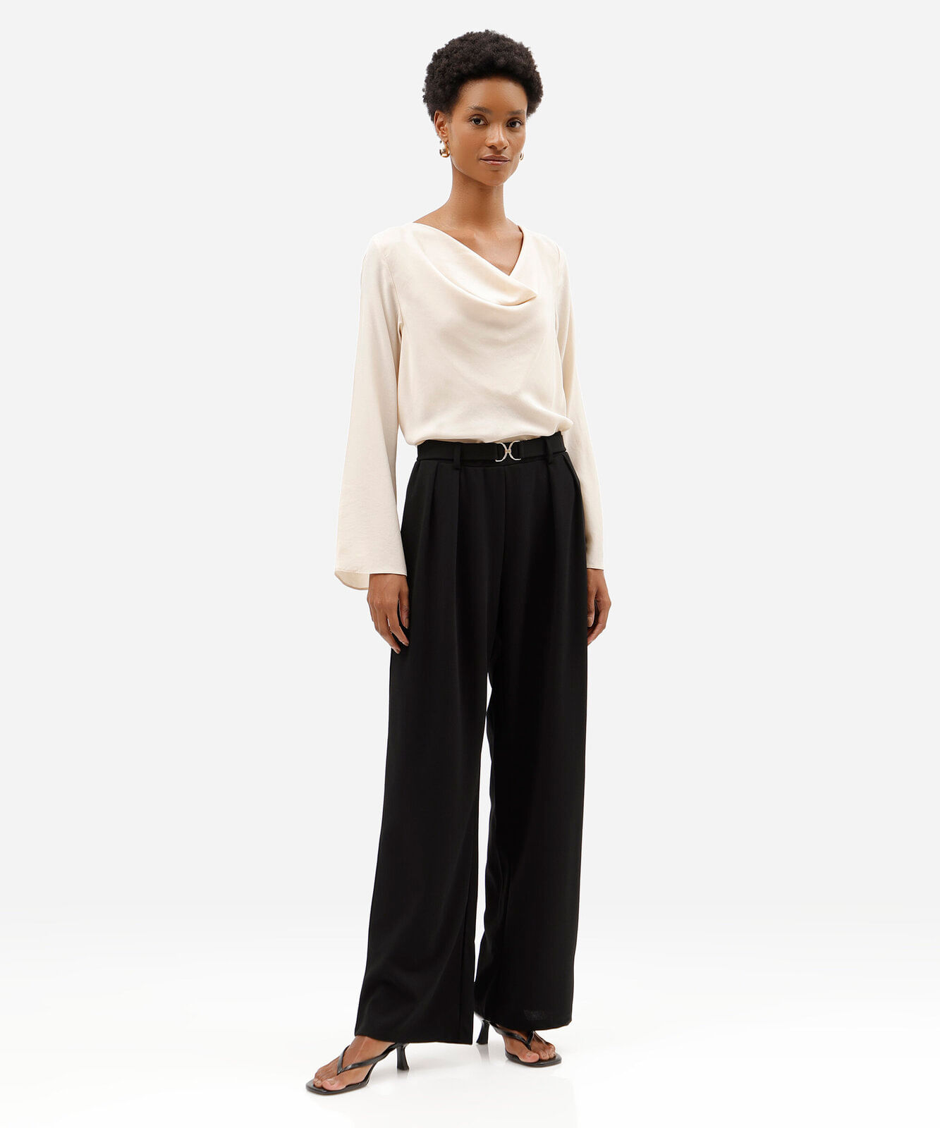calça feminina wide leg pregas com fivela preta