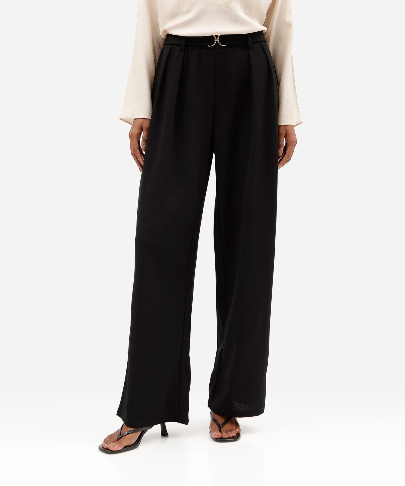 calça feminina wide leg pregas com fivela preta