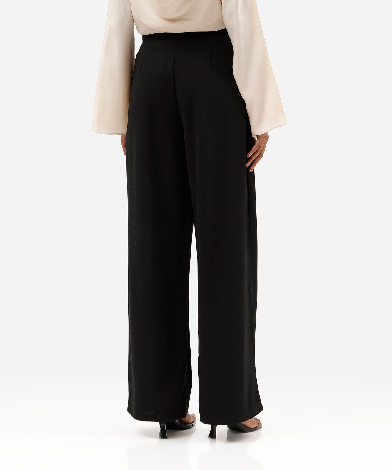 calça feminina wide leg pregas com fivela preta