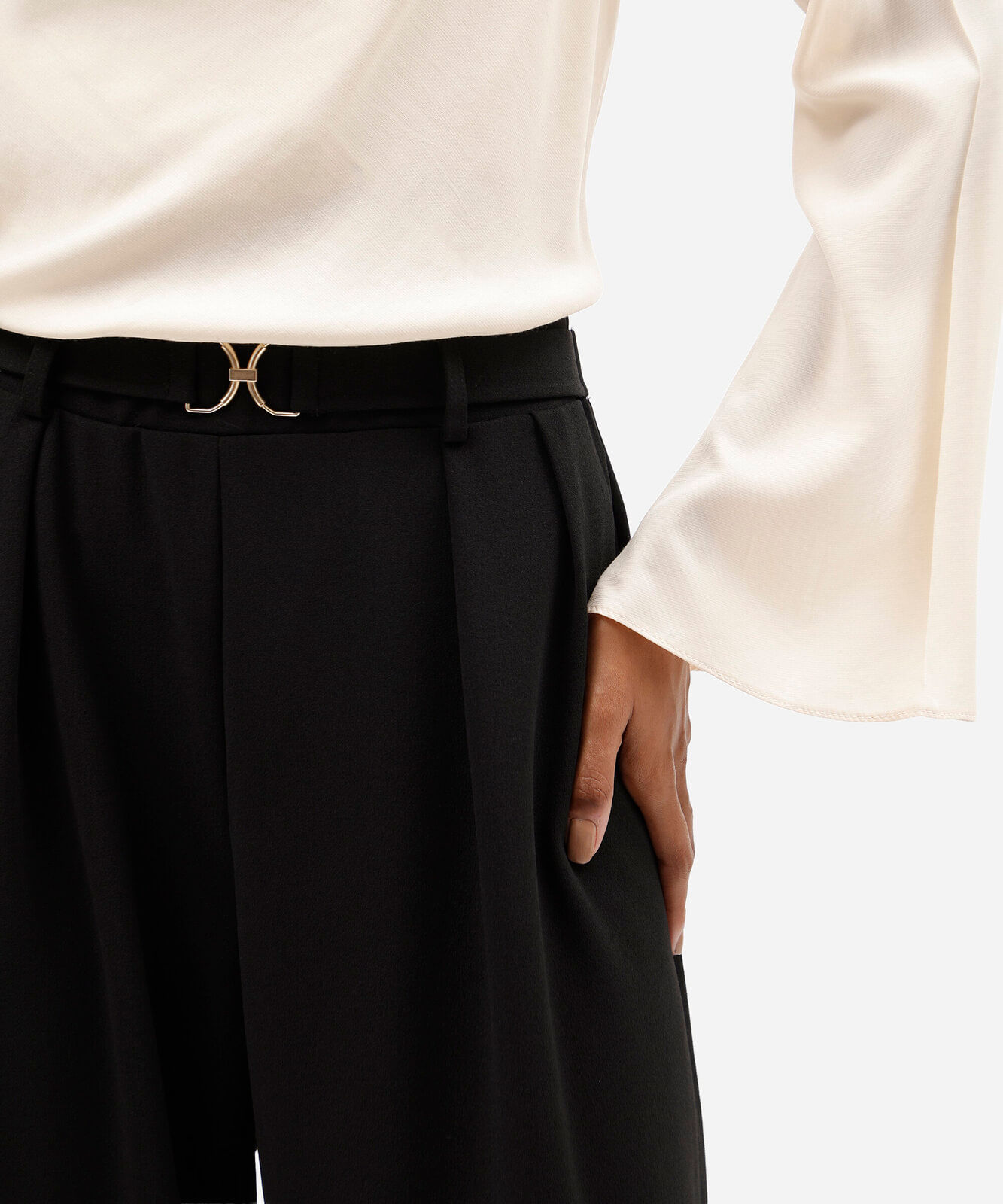 calça feminina wide leg pregas com fivela preta