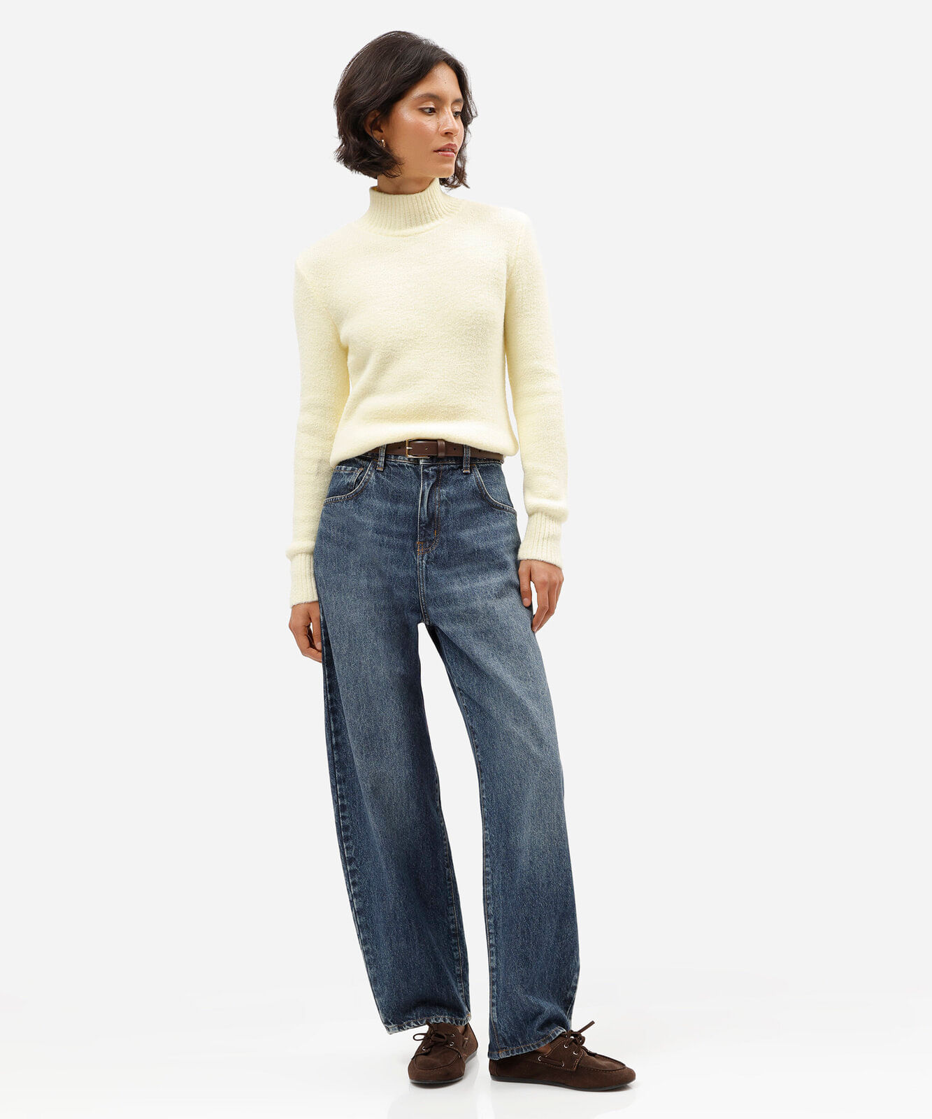 suéter de tricot gola alta amarelo
