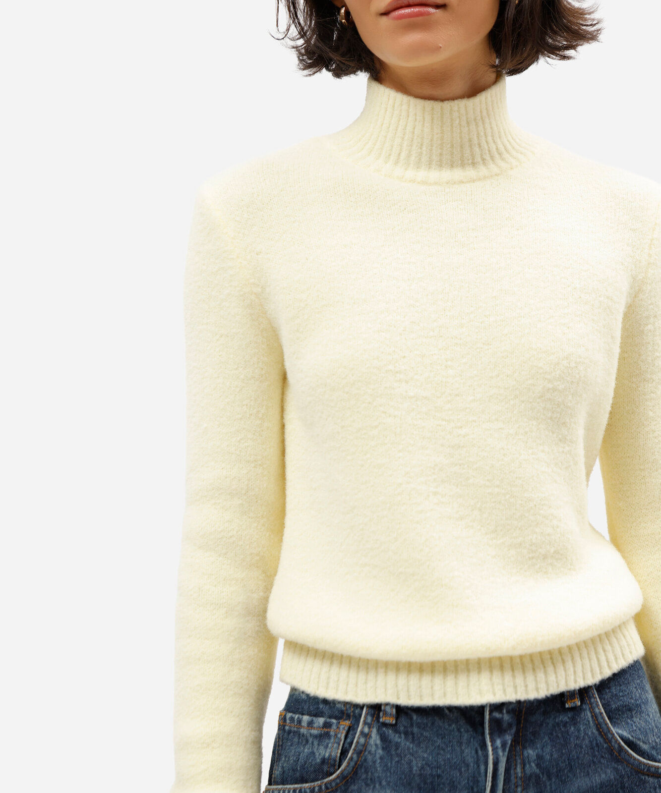 suéter de tricot gola alta amarelo