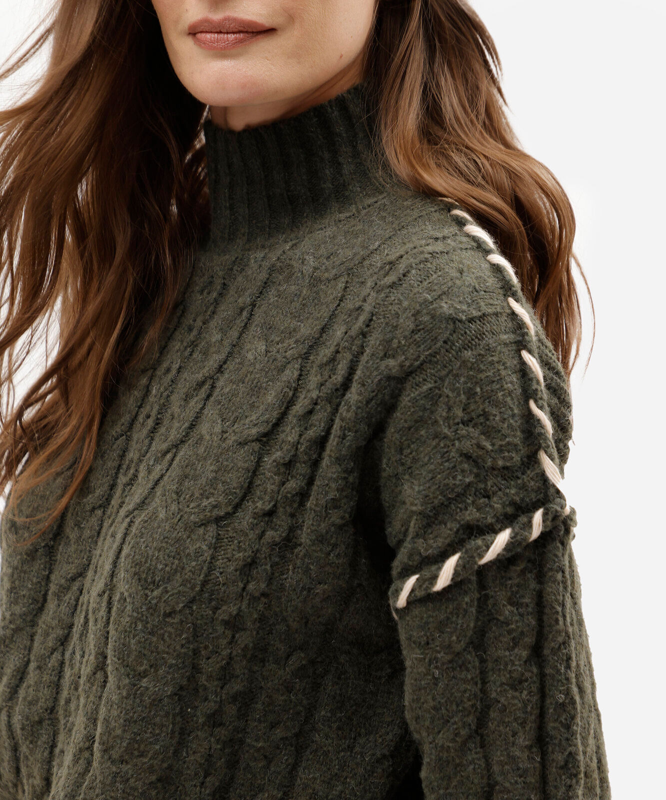 suéter feminino de tricot gola alta com bordado texturizado verde