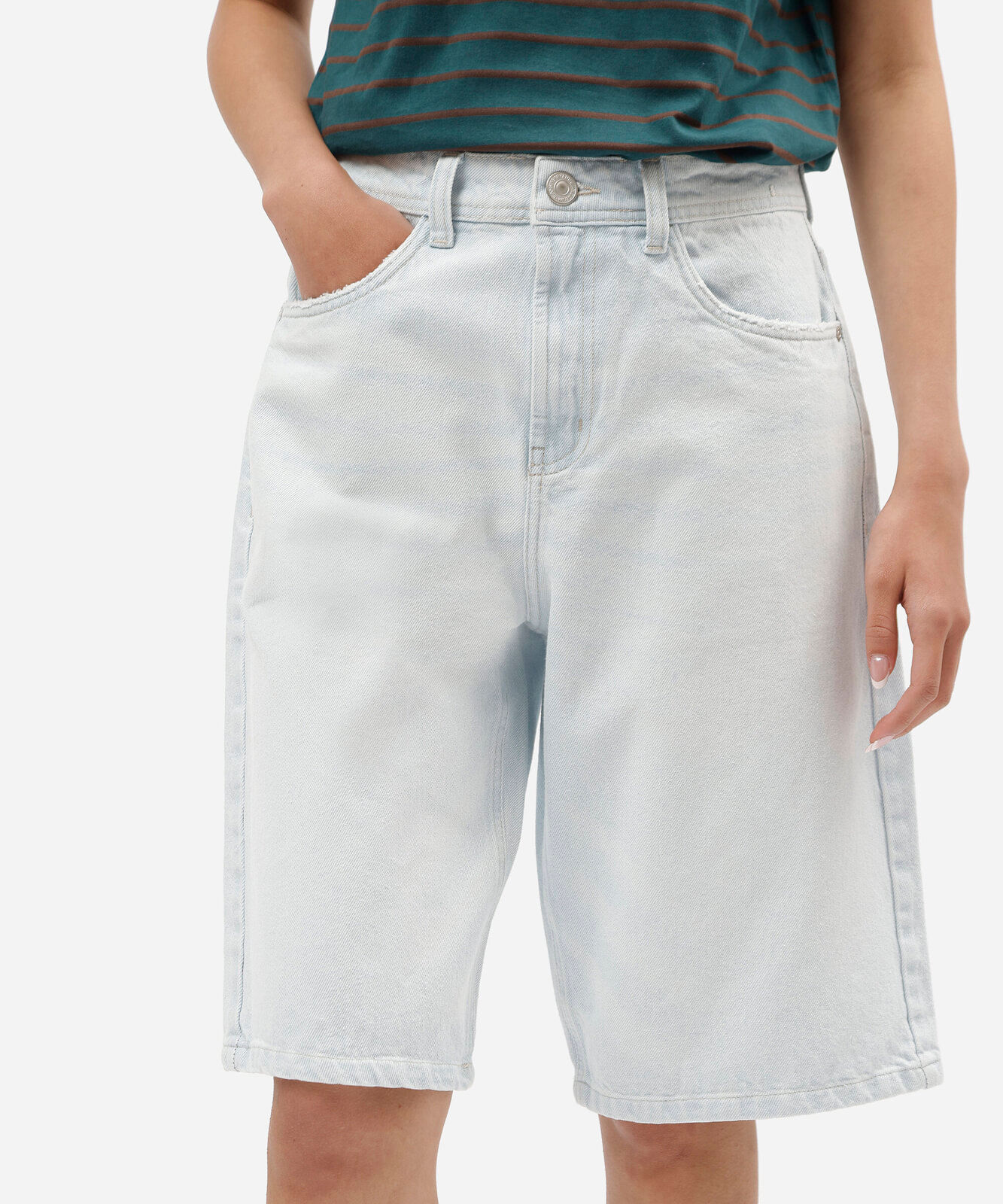 bermuda jeans feminina oversized de cintura alta com lavagem estonada azul