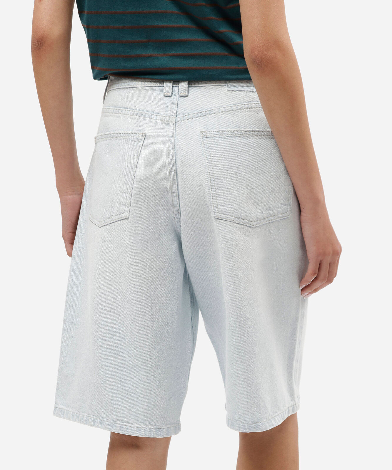 bermuda jeans feminina oversized de cintura alta com lavagem estonada azul