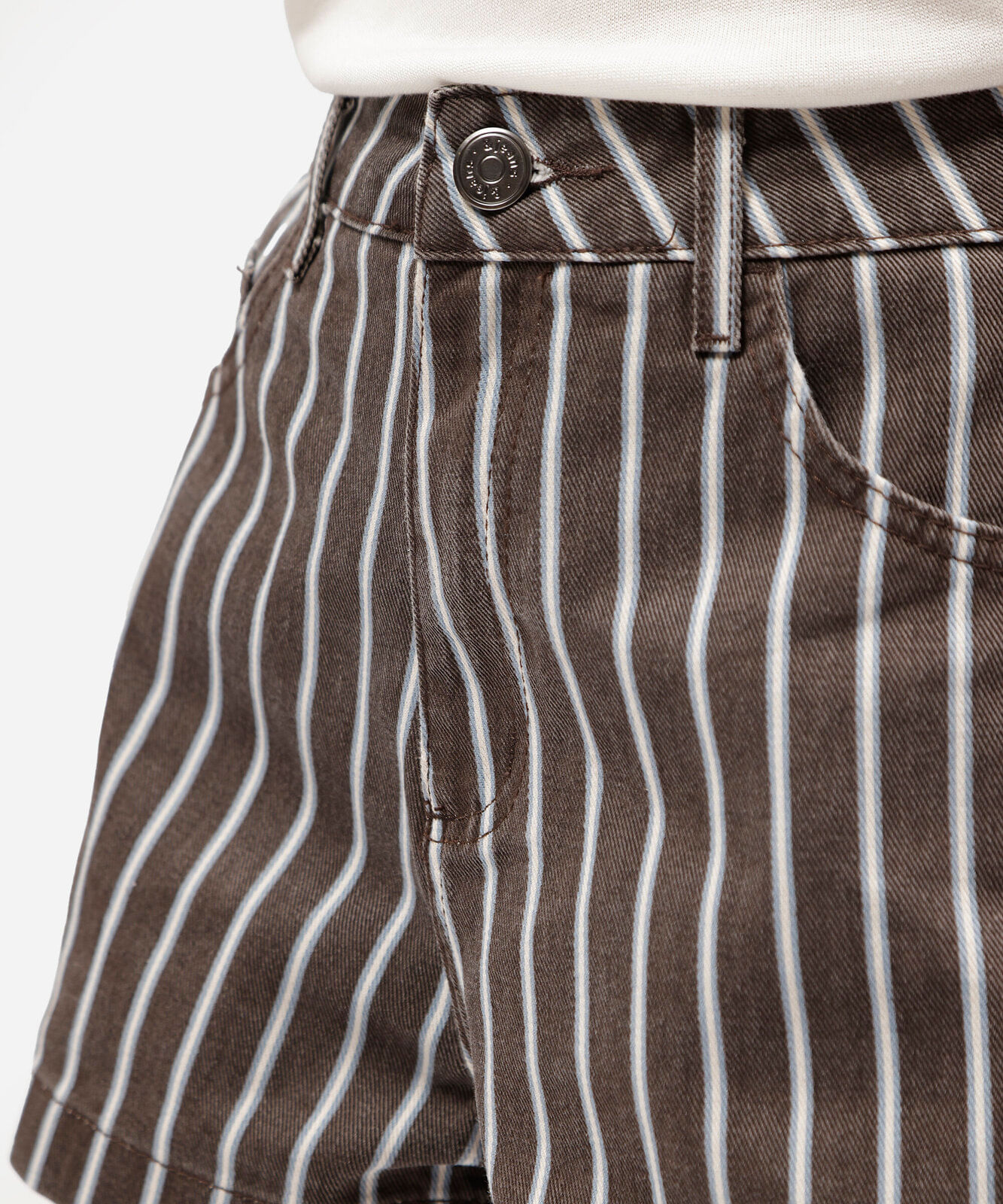 short boy feminino de sarja cintura média listrado marrom
