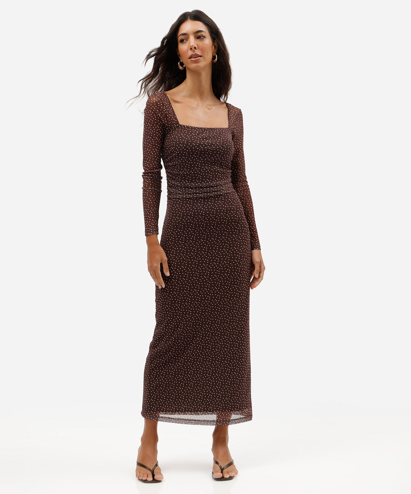 vestido midi feminino de tule franzido poá marrom