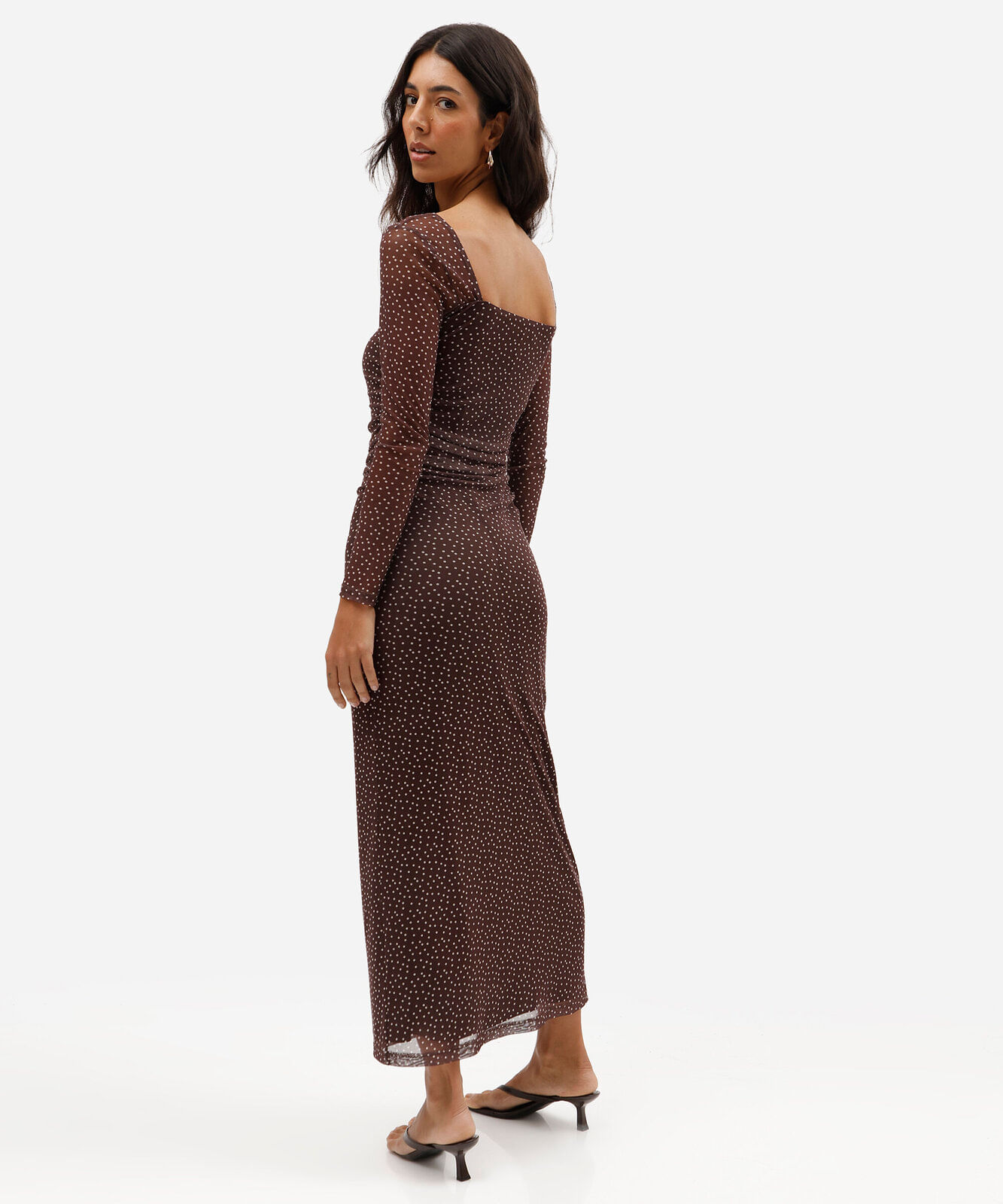 vestido midi feminino de tule franzido poá marrom