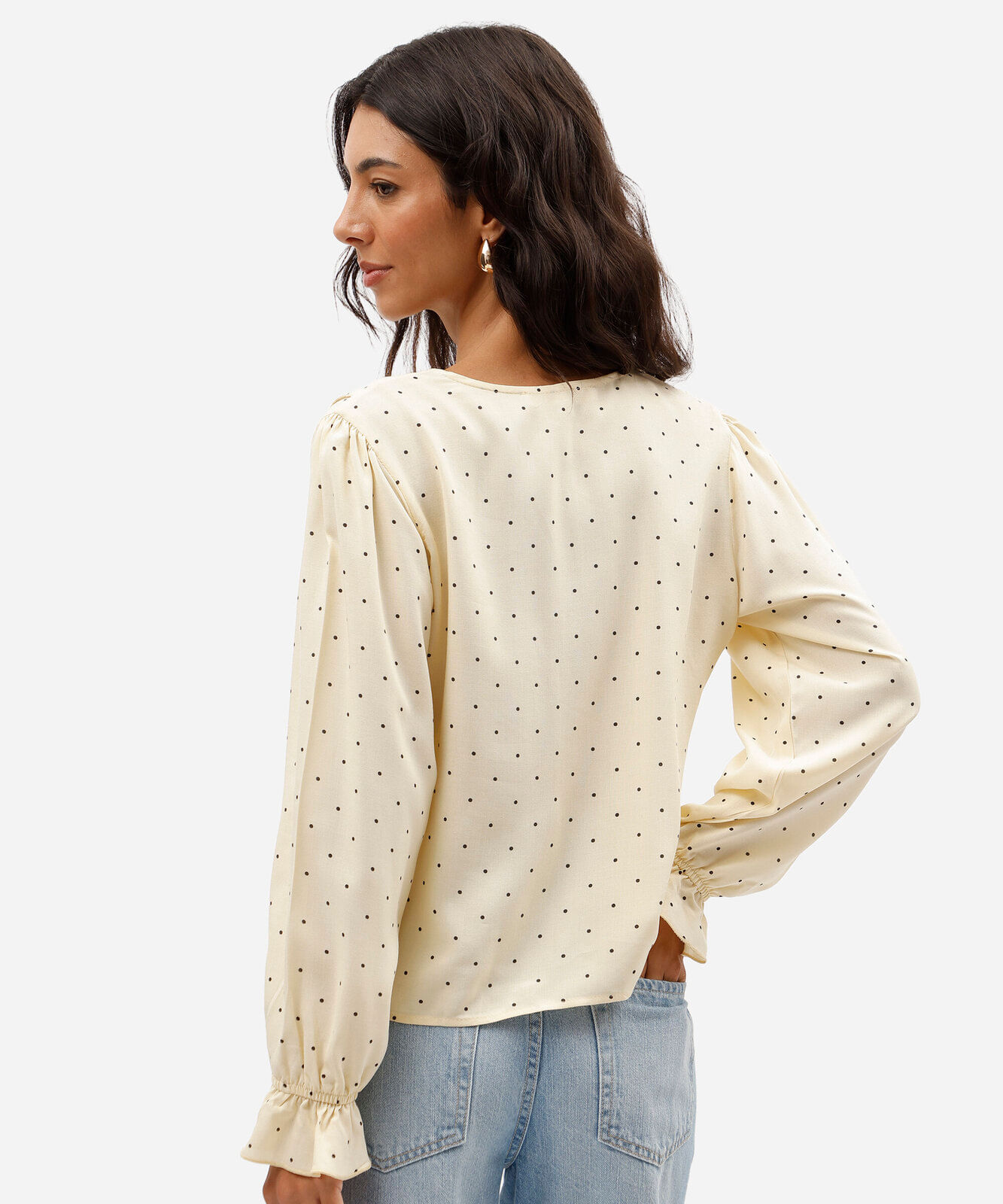 blusa feminina com babados e estampa poá de chiffon amarela