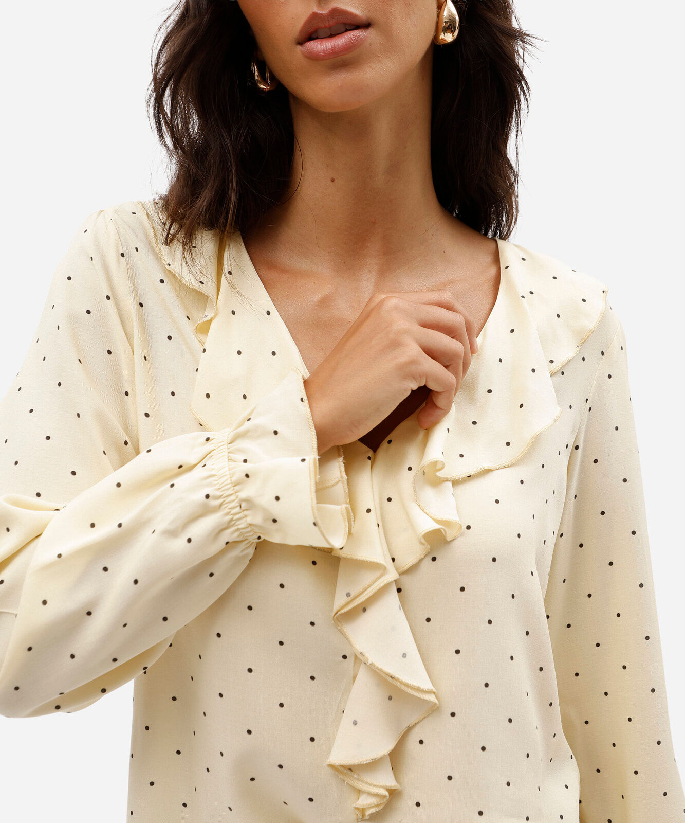 blusa feminina com babados e estampa poá de chiffon amarela