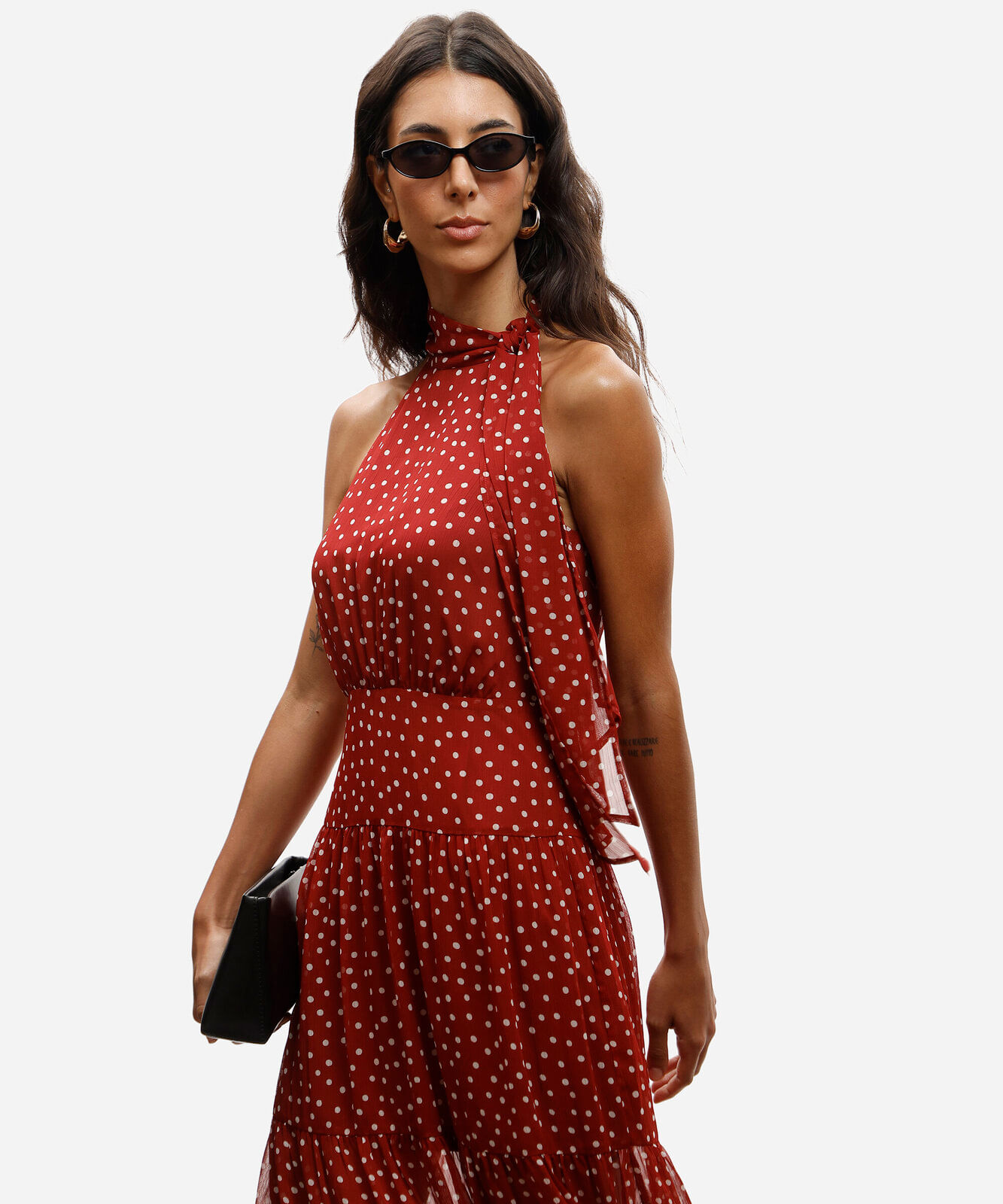 vestido midi de crepe com gola laço e estampa poá vermelho
