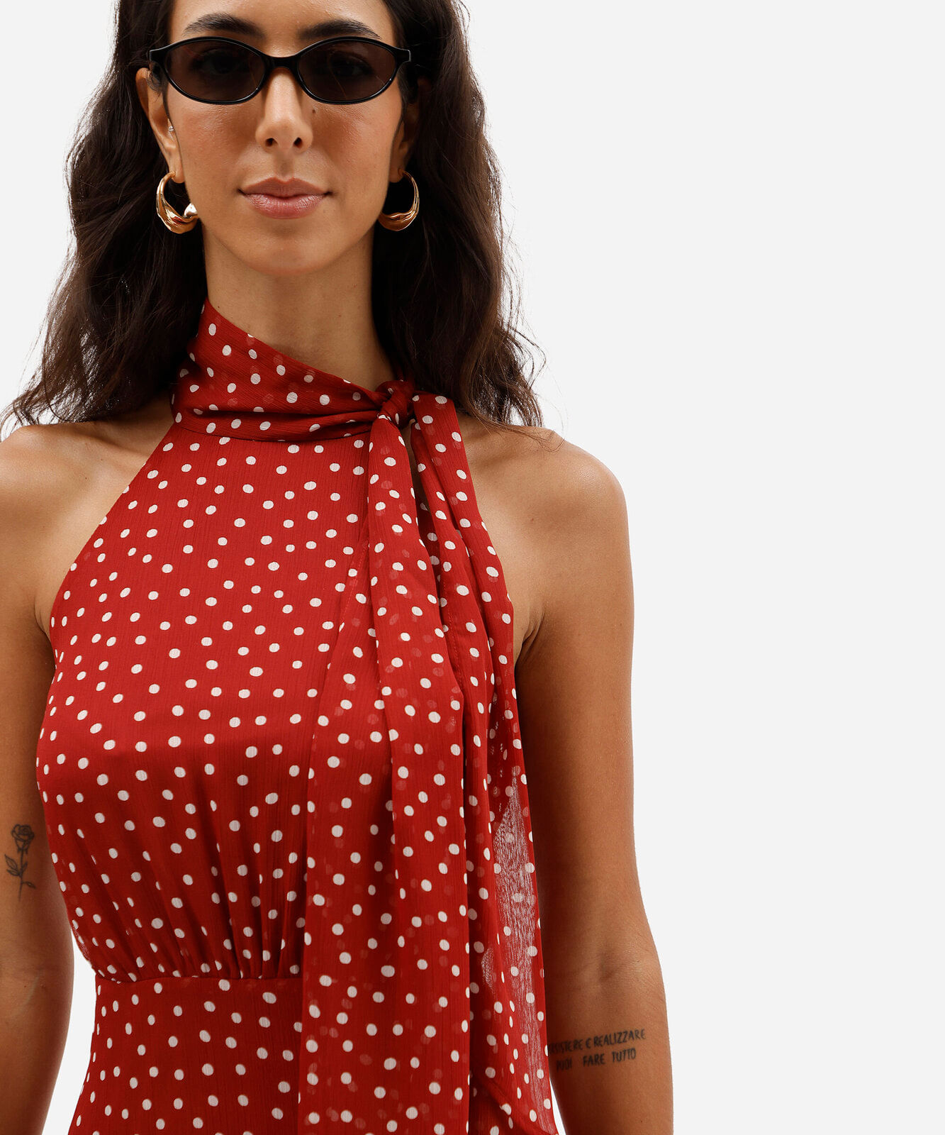vestido midi de crepe com gola laço e estampa poá vermelho