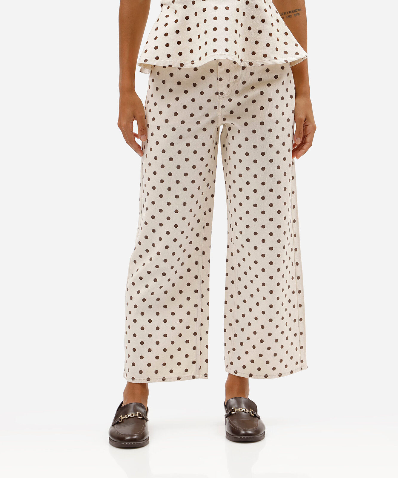 calça pantacourt feminina de sarja com estampa poá off white
