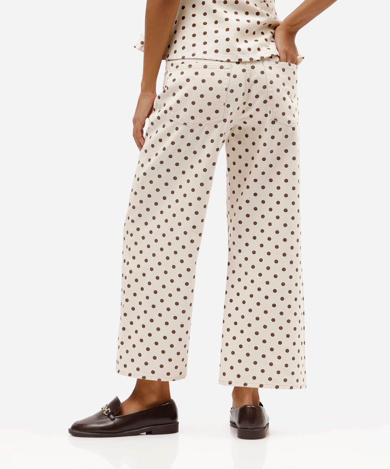 calça pantacourt feminina de sarja com estampa poá off white