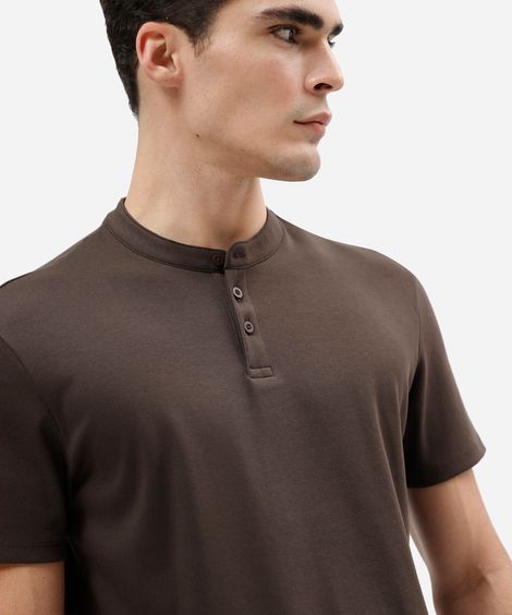 camiseta masculina de algodão peruano gola henley manga curta marrom