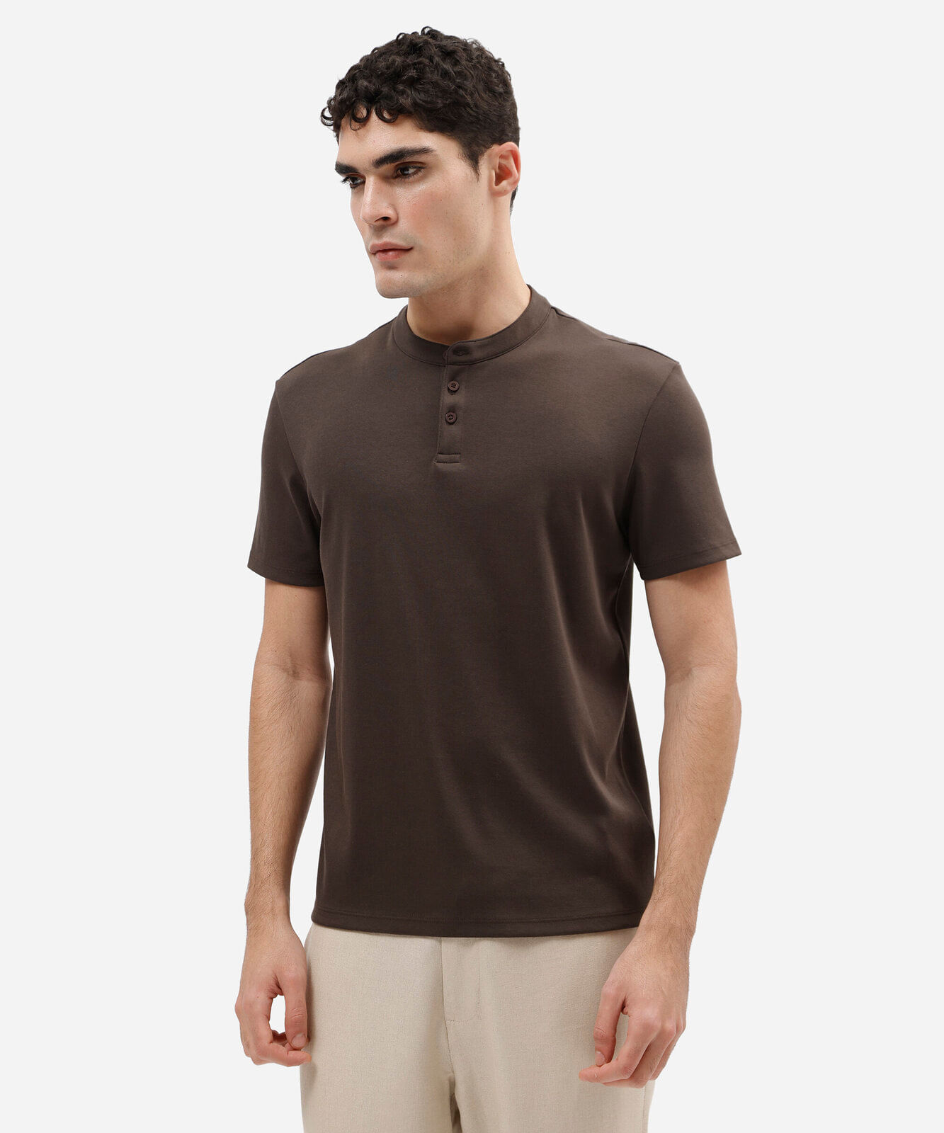camiseta masculina de algodão peruano gola henley manga curta marrom