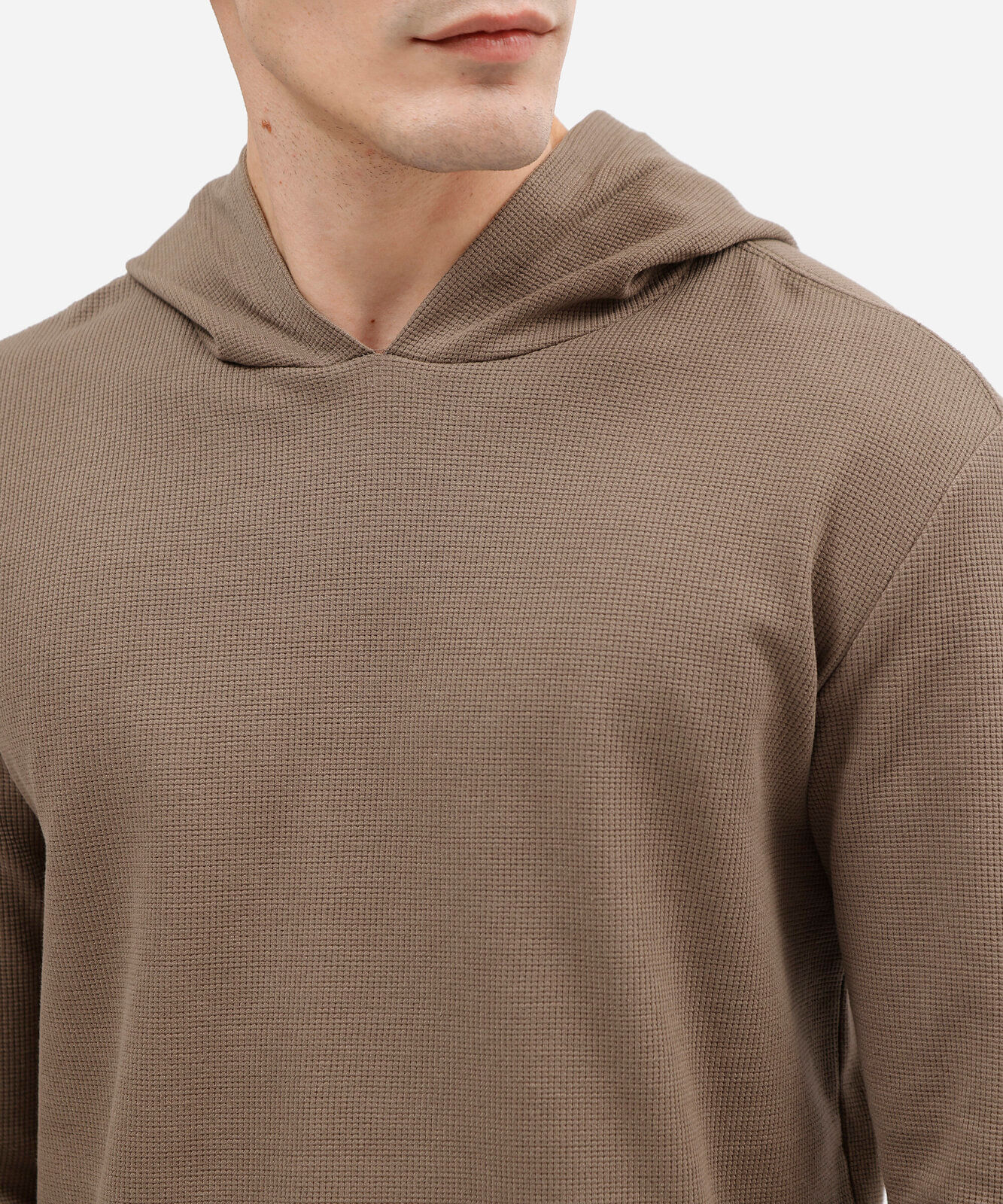 camiseta masculina manga longa com capuz texturizada bege