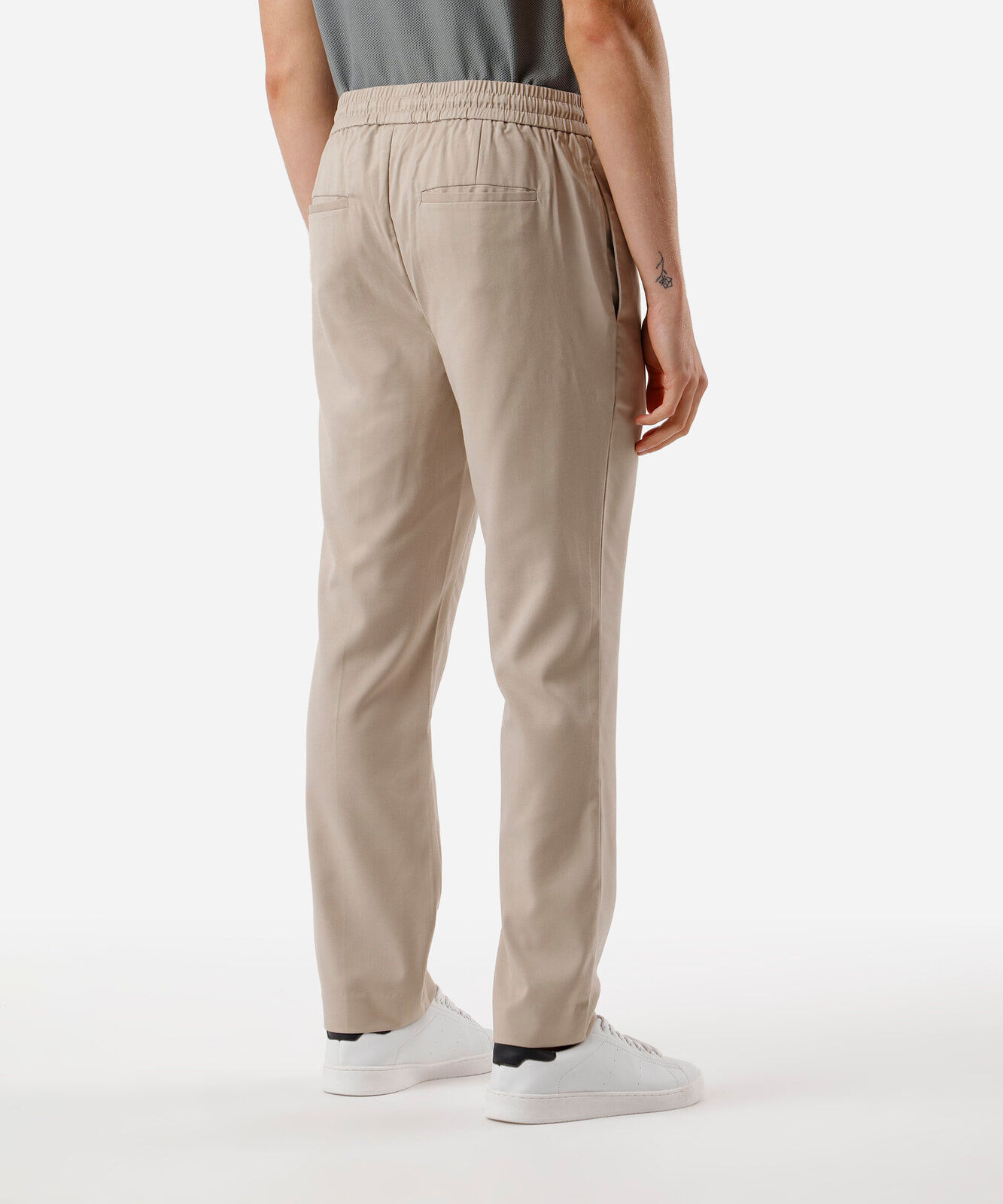 calça jogger de alfaiataria com bolso bege