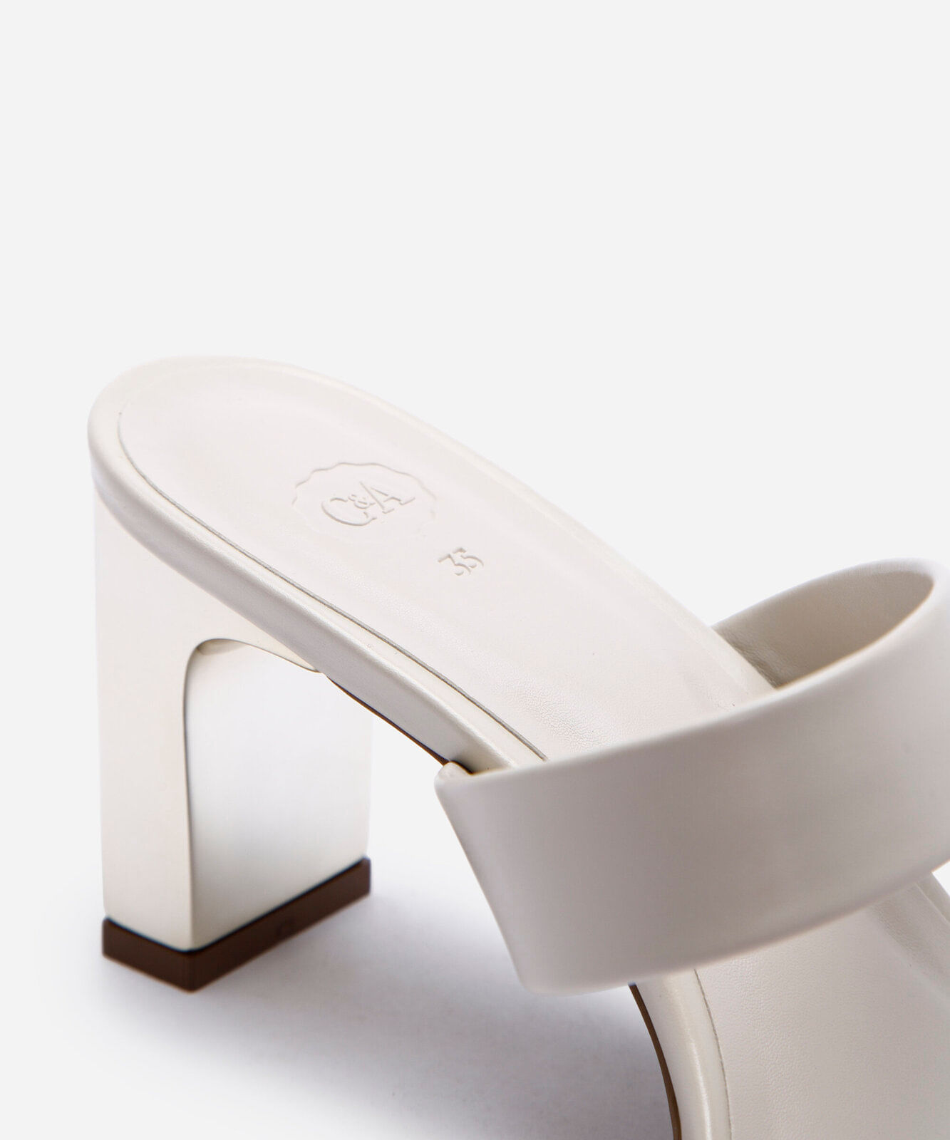sandália feminina com tiras e bico quadrado off white