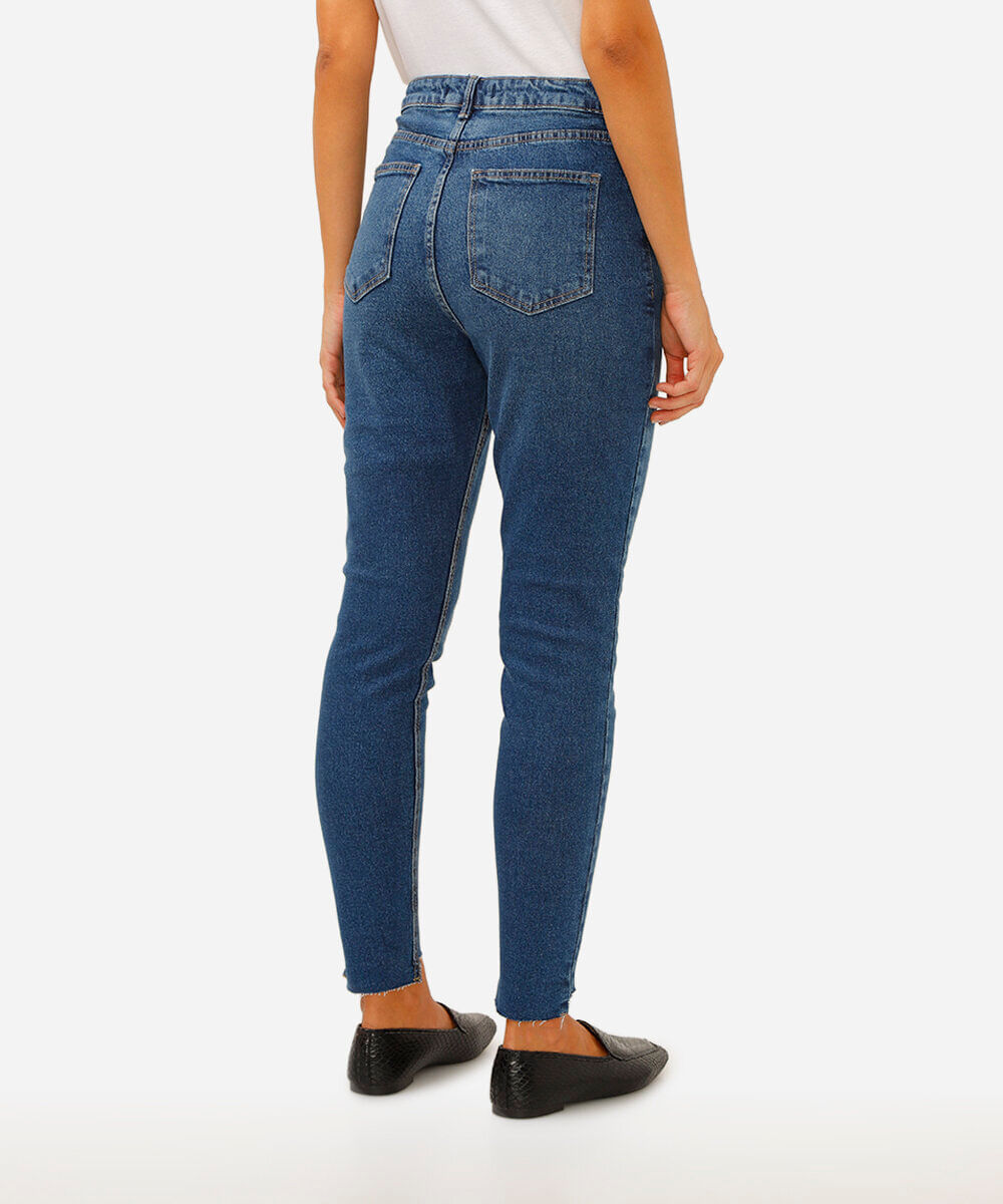 calça jeans skinny cintura super alta barra assimétrica azul