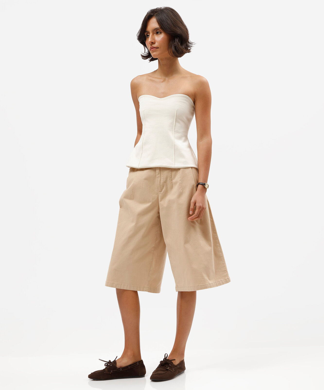 top feminino estruturado estilo corset sem alças com decote coração off white