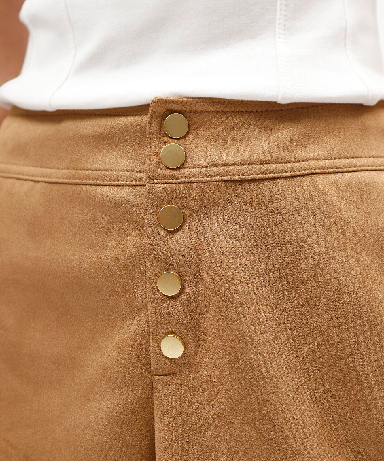 short feminino de suede cintura alta marrom