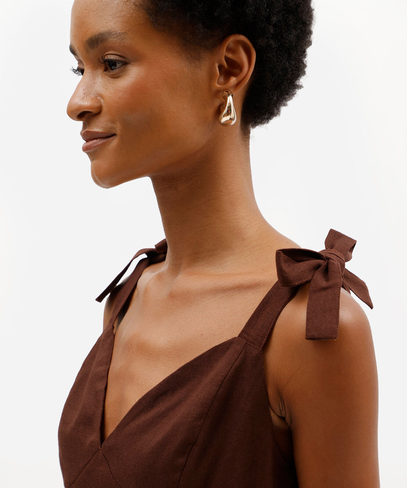 vestido curto feminino com linho e amarração marrom