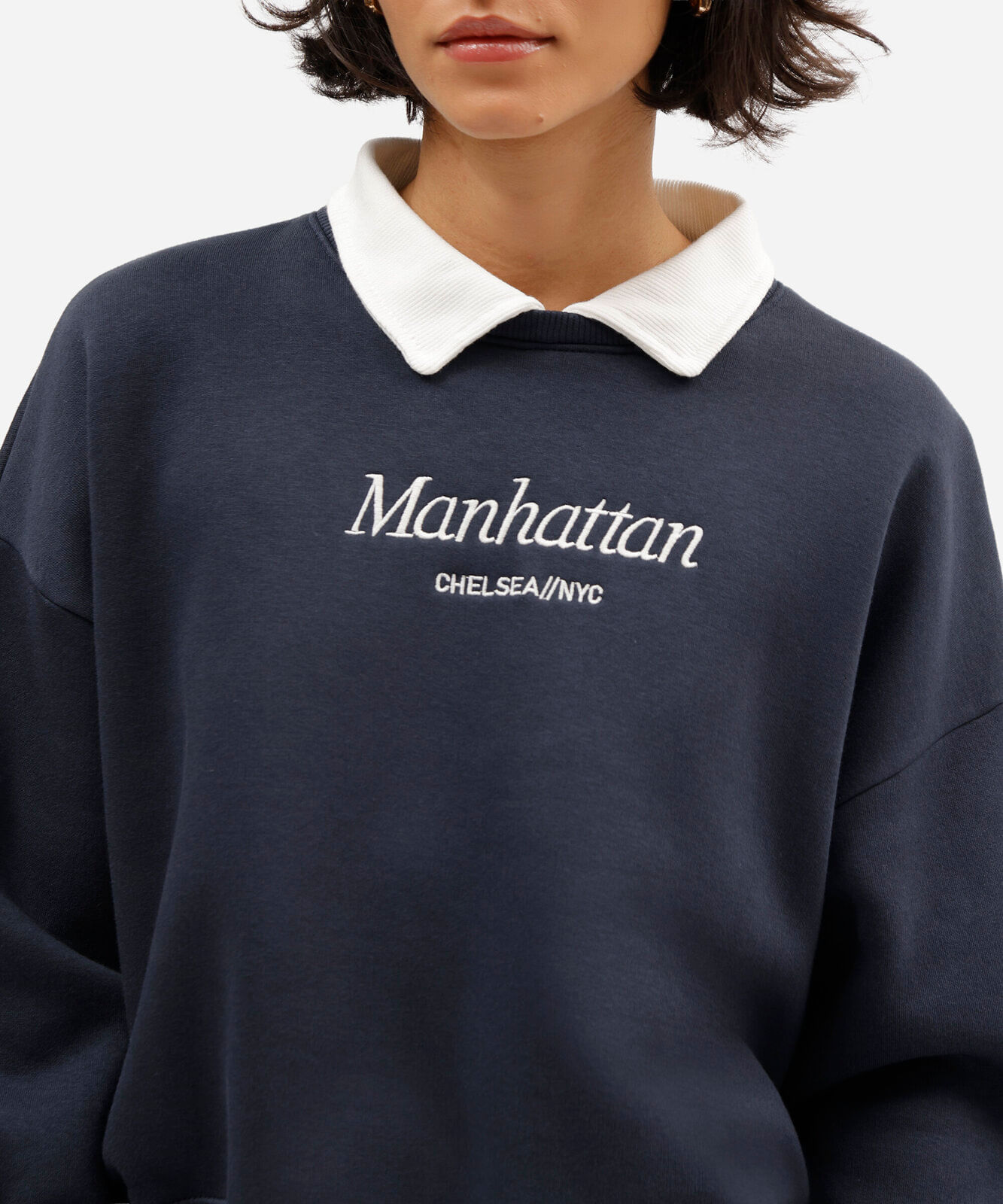 blusão feminino de moletom com gola e bordado azul
