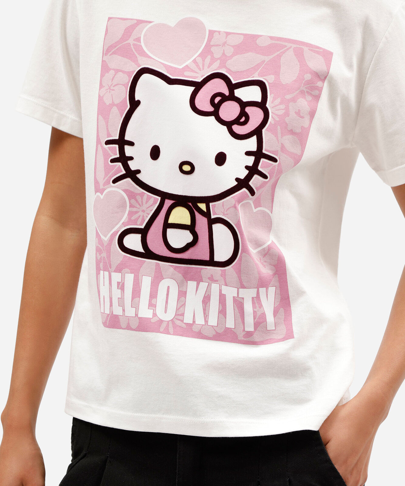 camiseta feminina de algodão gola redonda com estampa hello kitty off white