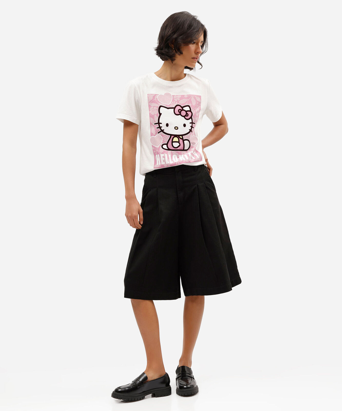 camiseta feminina de algodão gola redonda com estampa hello kitty off white