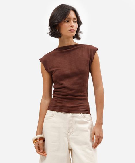 regata feminina com viscose decote canoa texturizada marrom