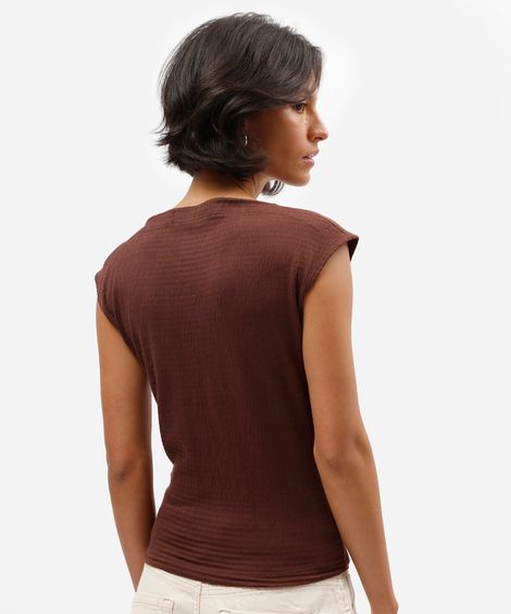 regata feminina com viscose decote canoa texturizada marrom