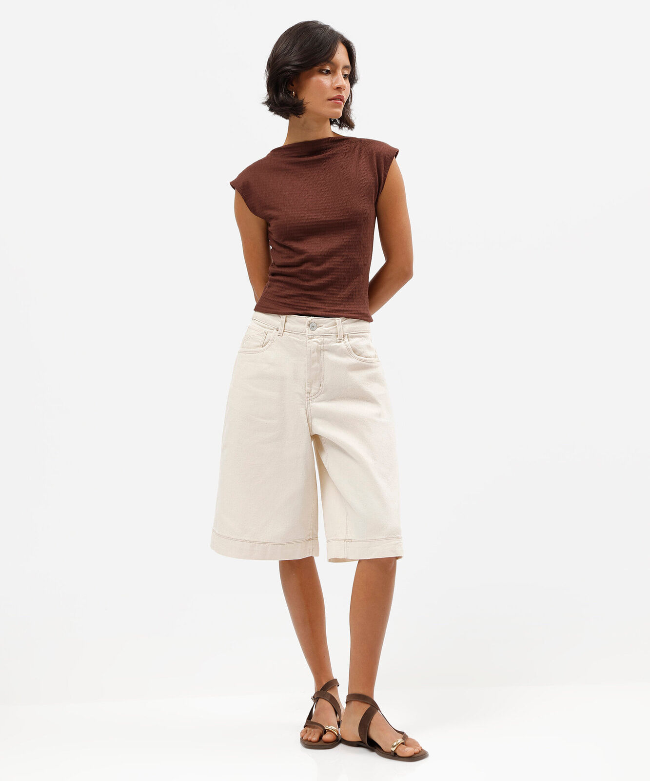 regata feminina com viscose decote canoa texturizada marrom