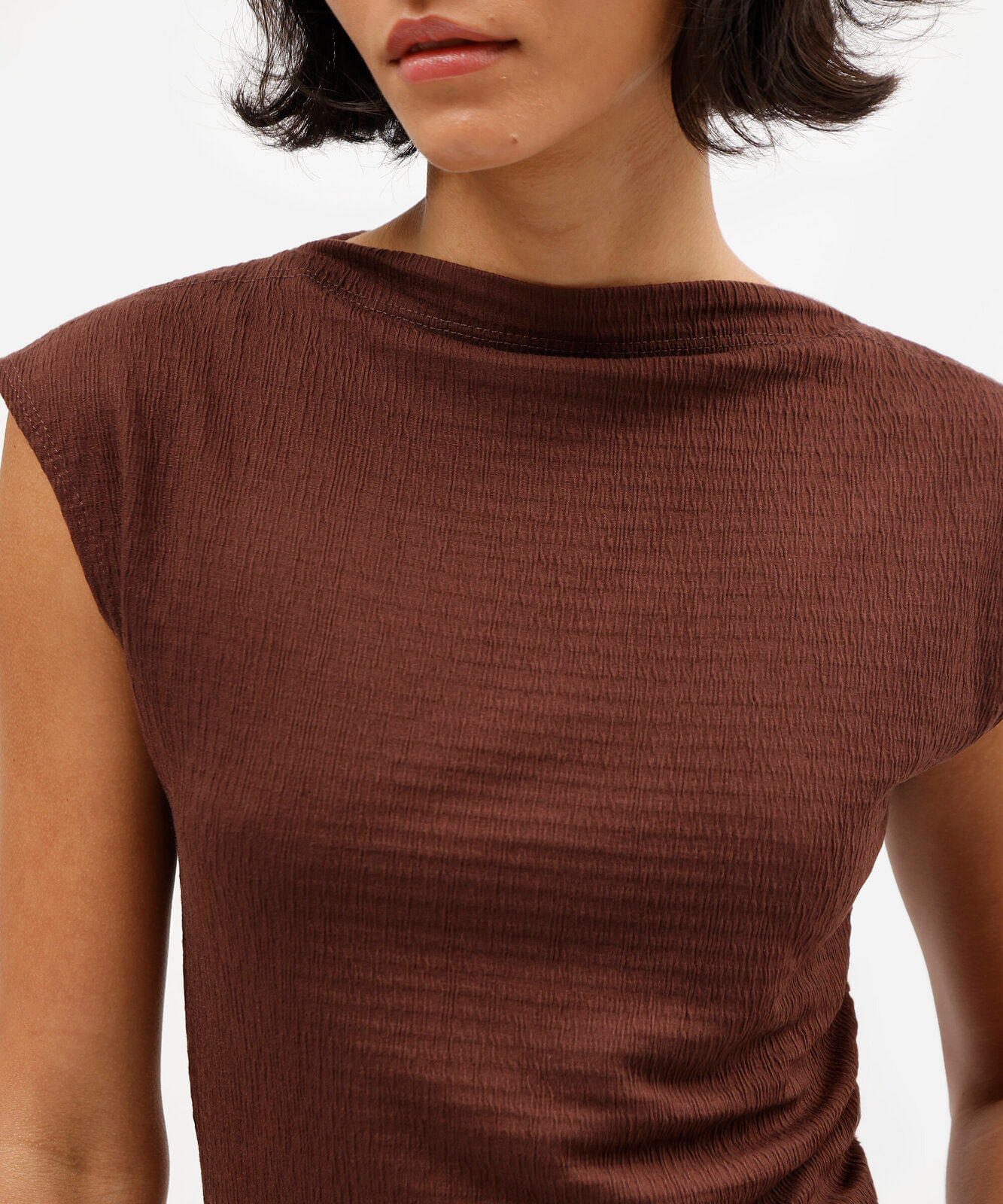 regata feminina com viscose decote canoa texturizada marrom