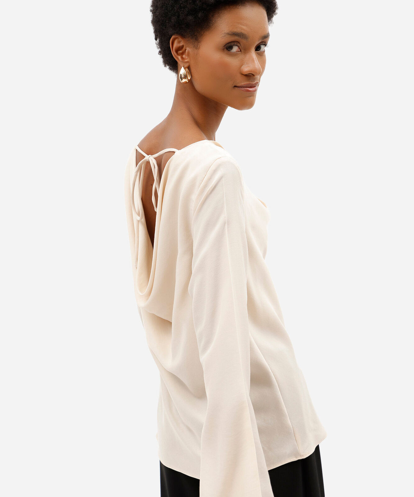 blusa feminina decote degagê manga longa acetinada bege