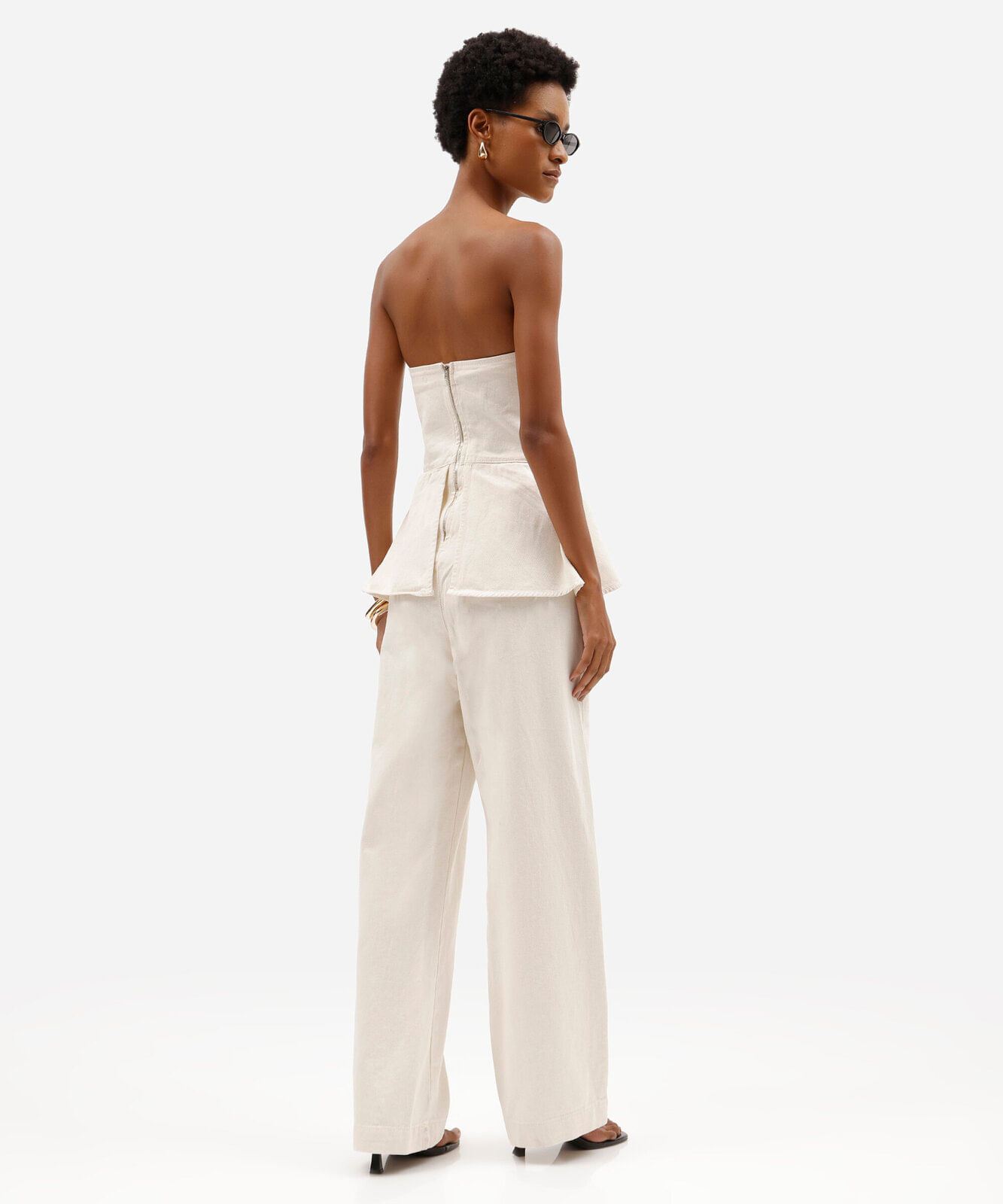 macacão peplum feminino de sarja sem alça off white