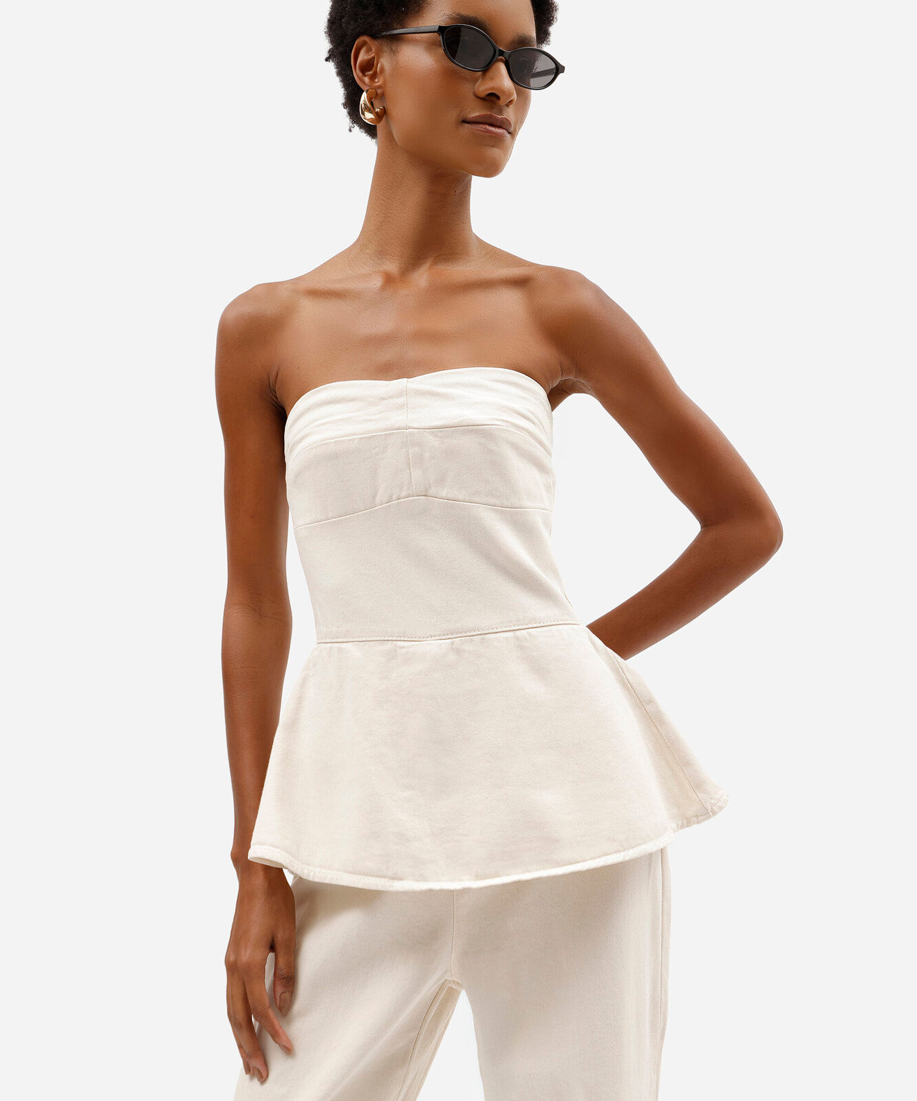 macacão peplum feminino de sarja sem alça off white