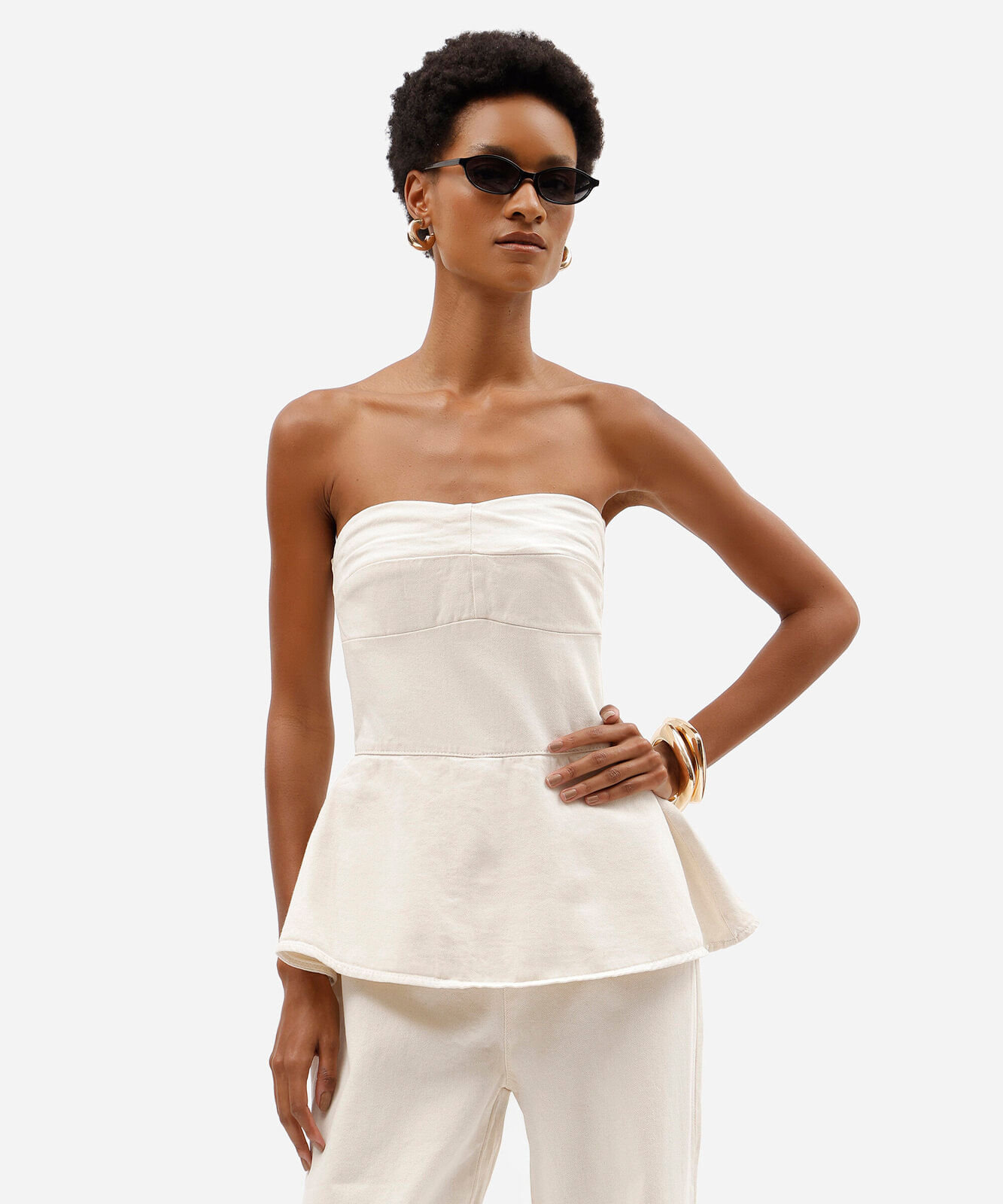 macacão peplum feminino de sarja sem alça off white