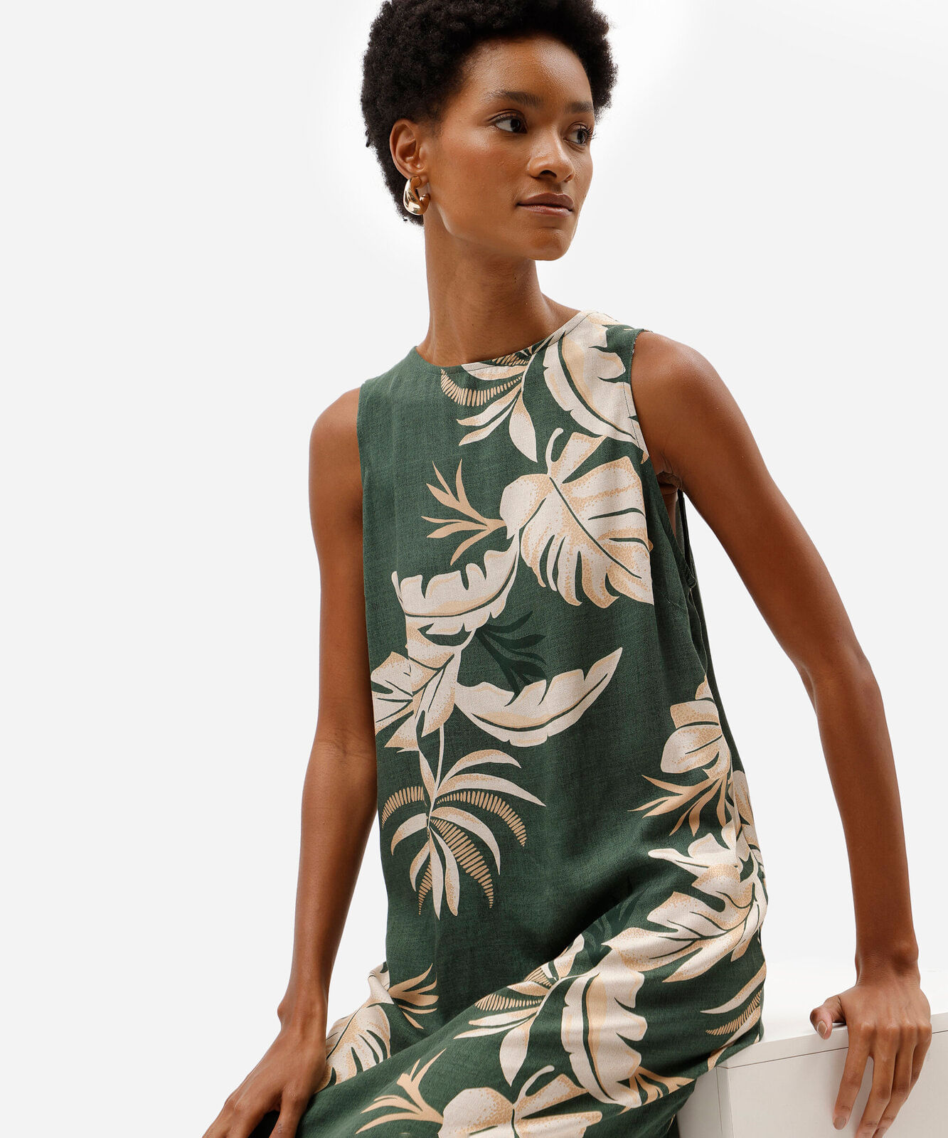 vestido curto feminino de viscose folhagens verde