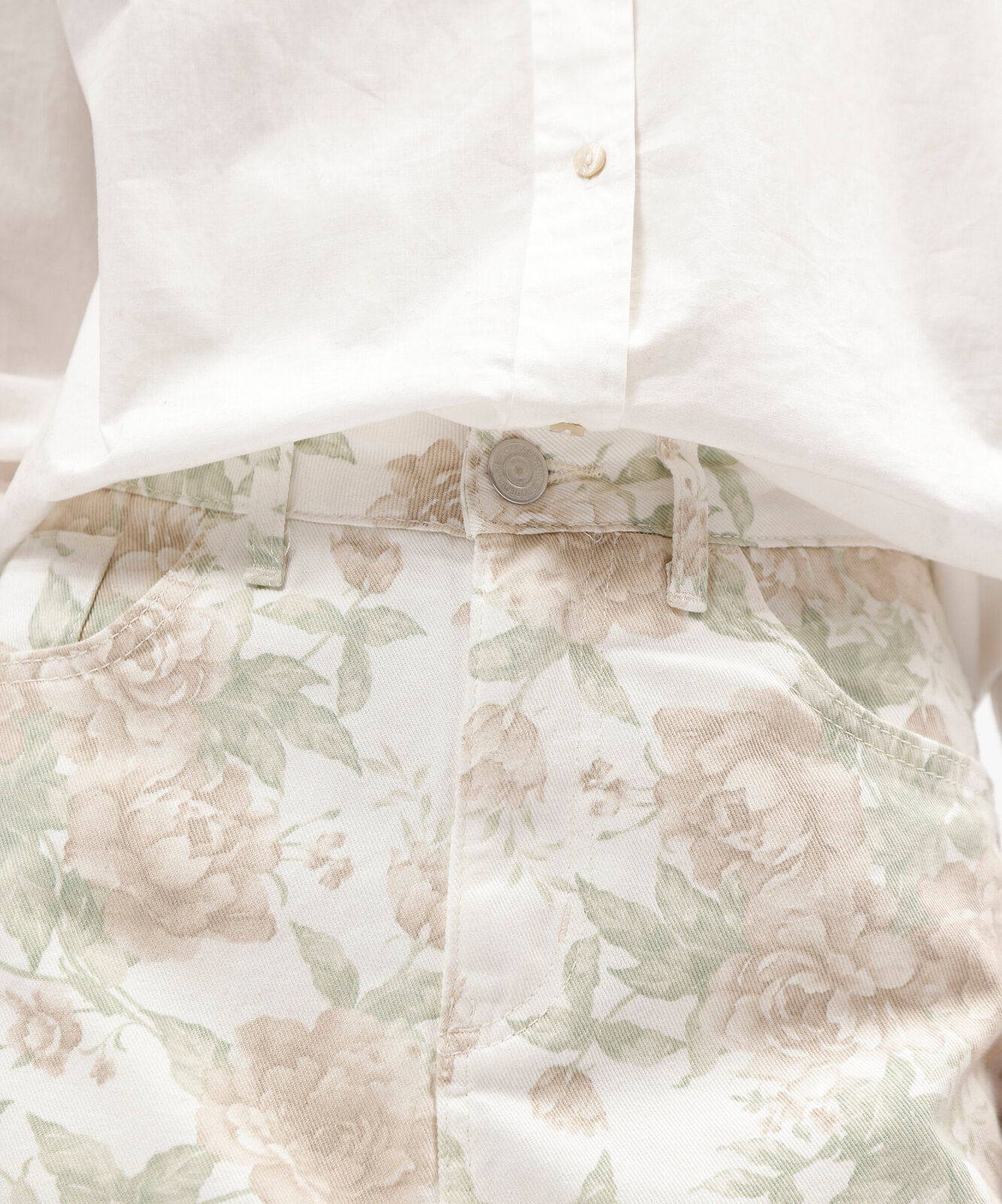 short saia feminino de sarja cintura média floral off white